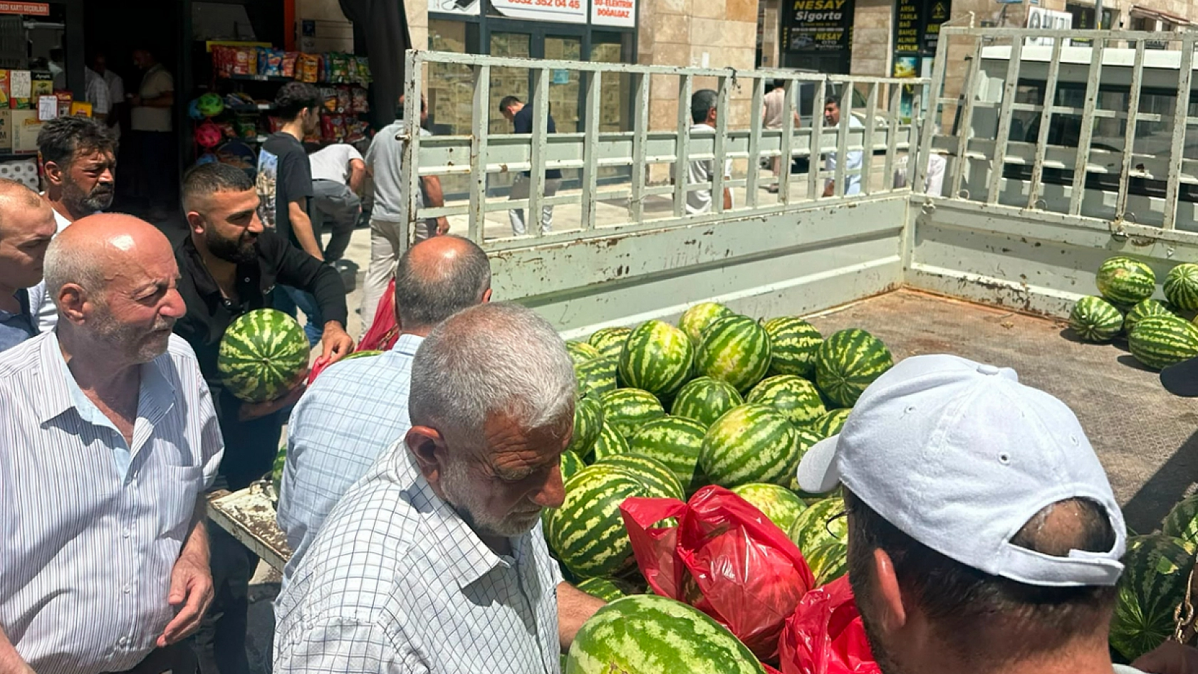 Elazığ'da fiyatını duyan poşet poşet aldı