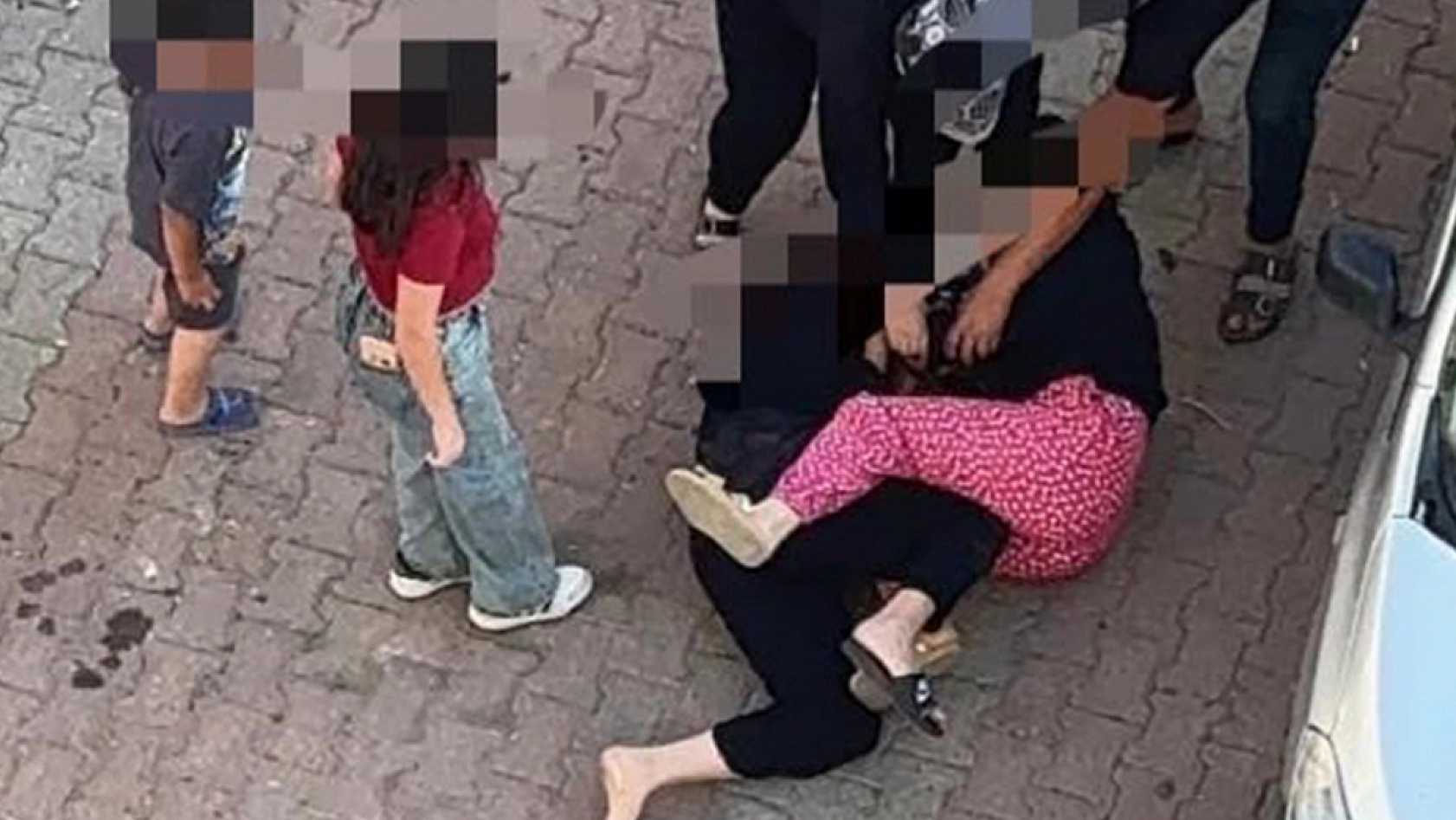 İki kadın saç başa kavga ettiler