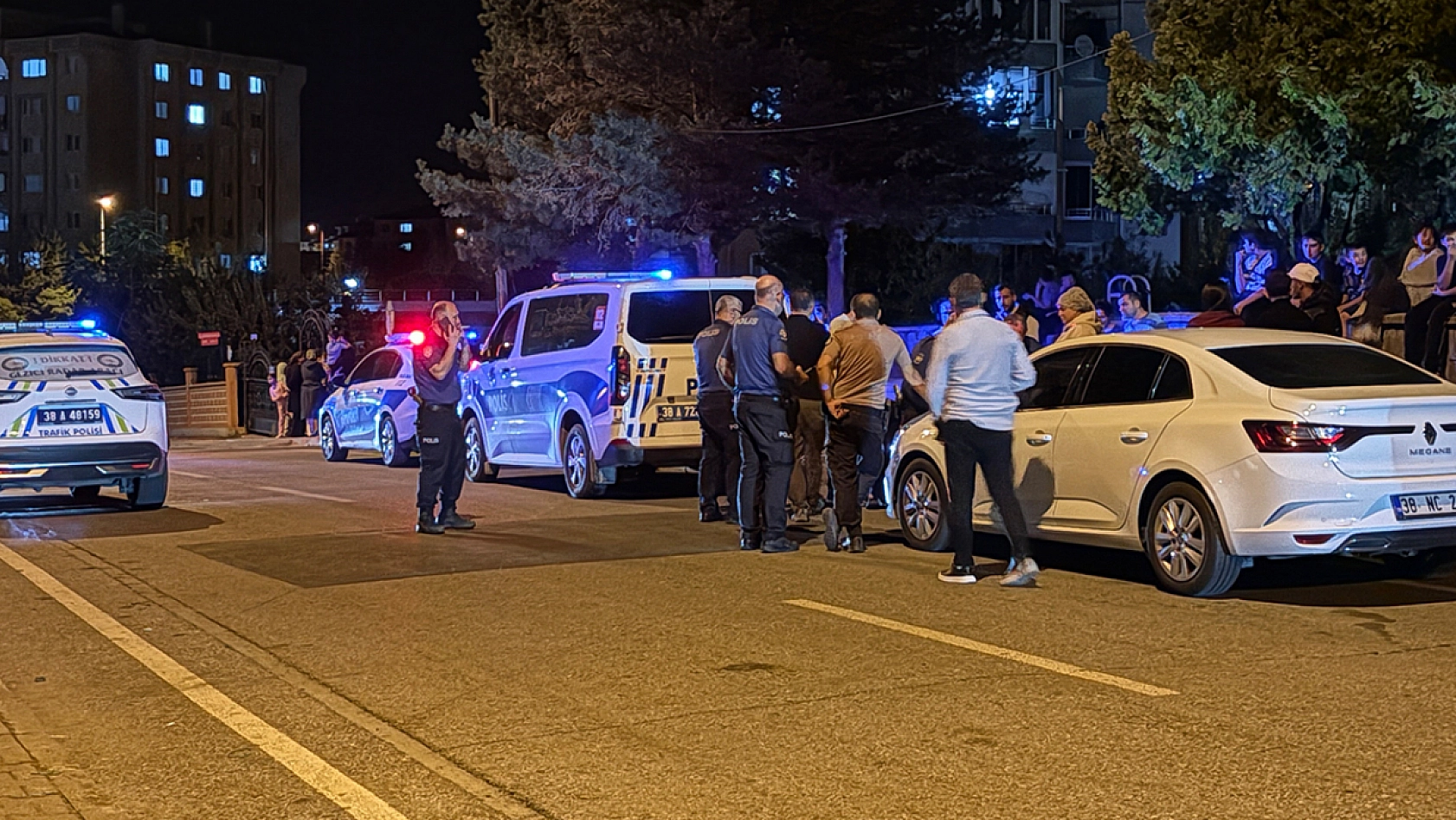 Bıçaklı kavga kanlı bitti: 1'i ağır 3 yaralı