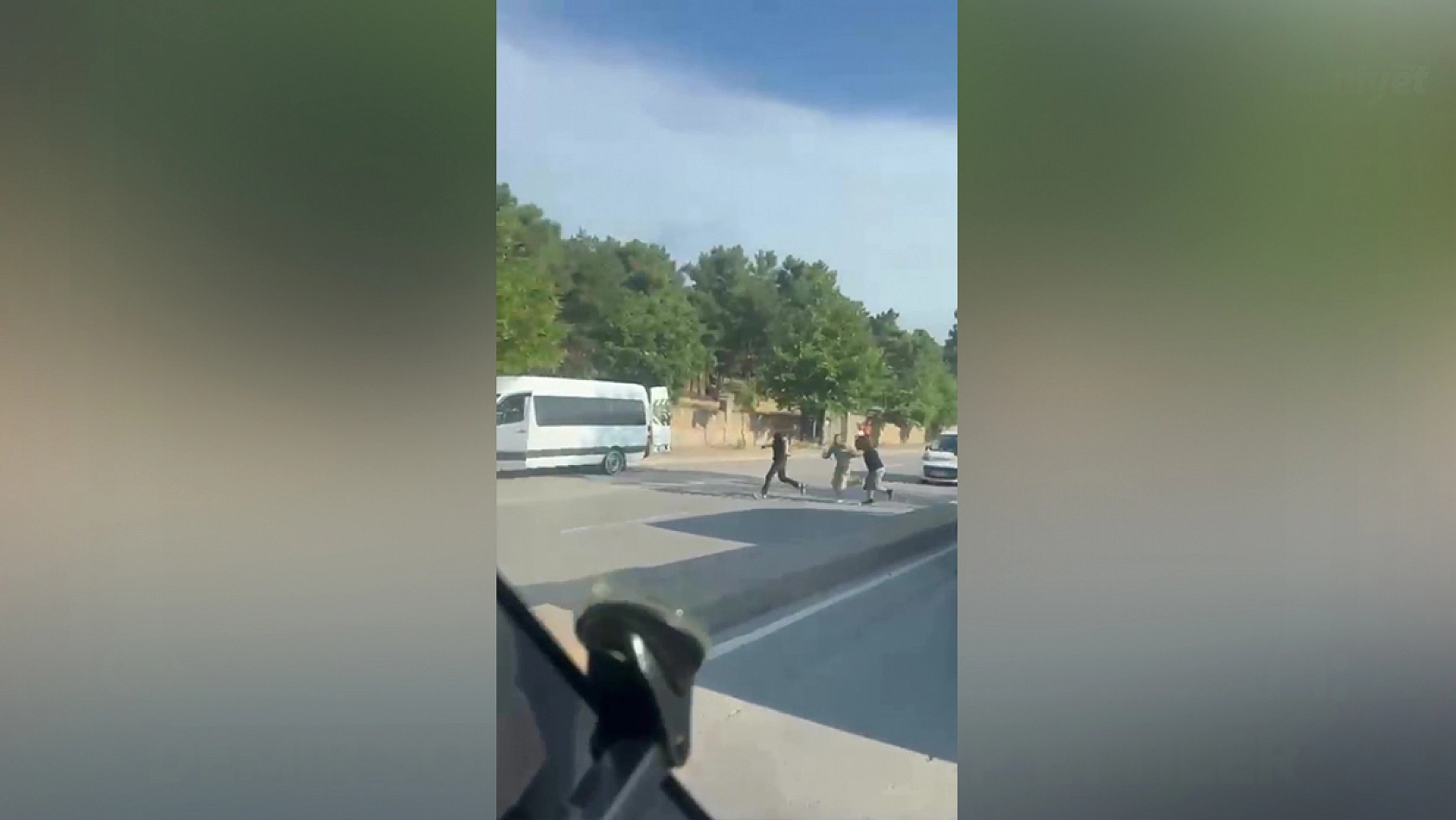 Cadde ortasında dehşet anları: Demir sopalarla darp ettiler