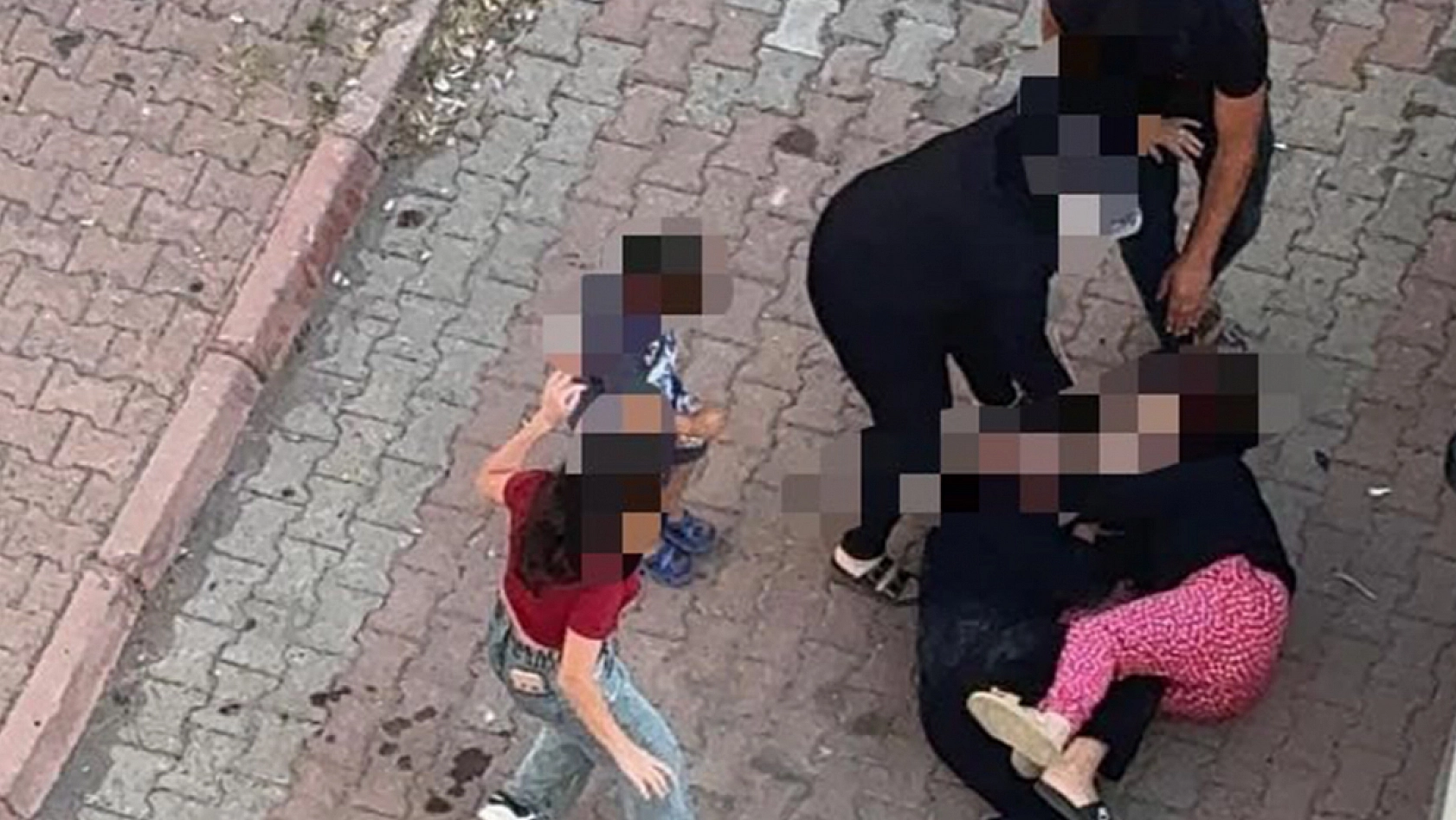 İki kadın saç başa kavga ettiler