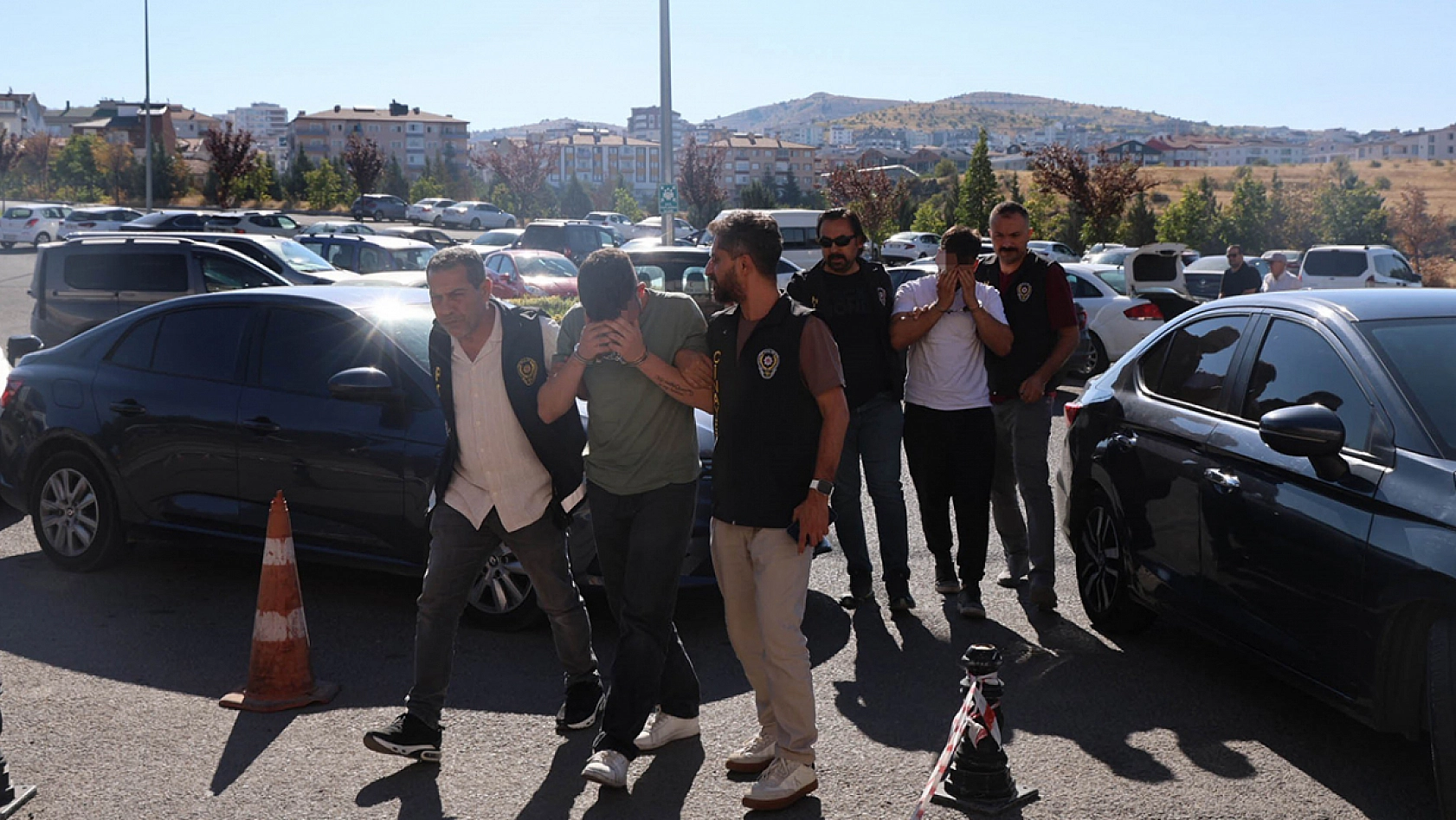 Kan donduran cinayette kaçarken yakalandılar!