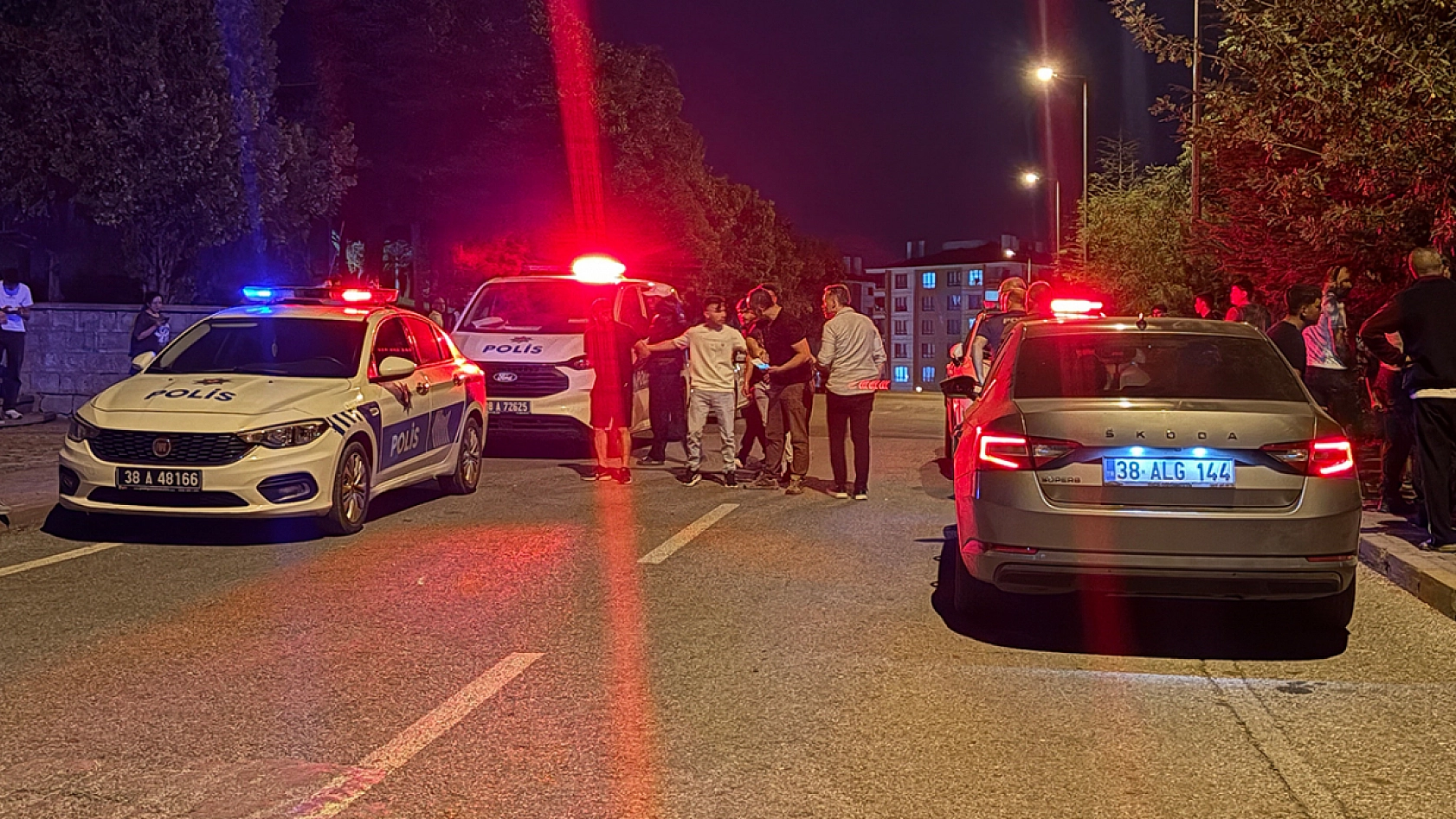 Bıçaklı kavga kanlı bitti: 1'i ağır 3 yaralı