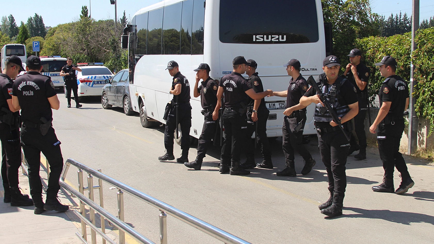 Husumetlilerine ateş açtı, yoldan geçen başkasını öldürdü