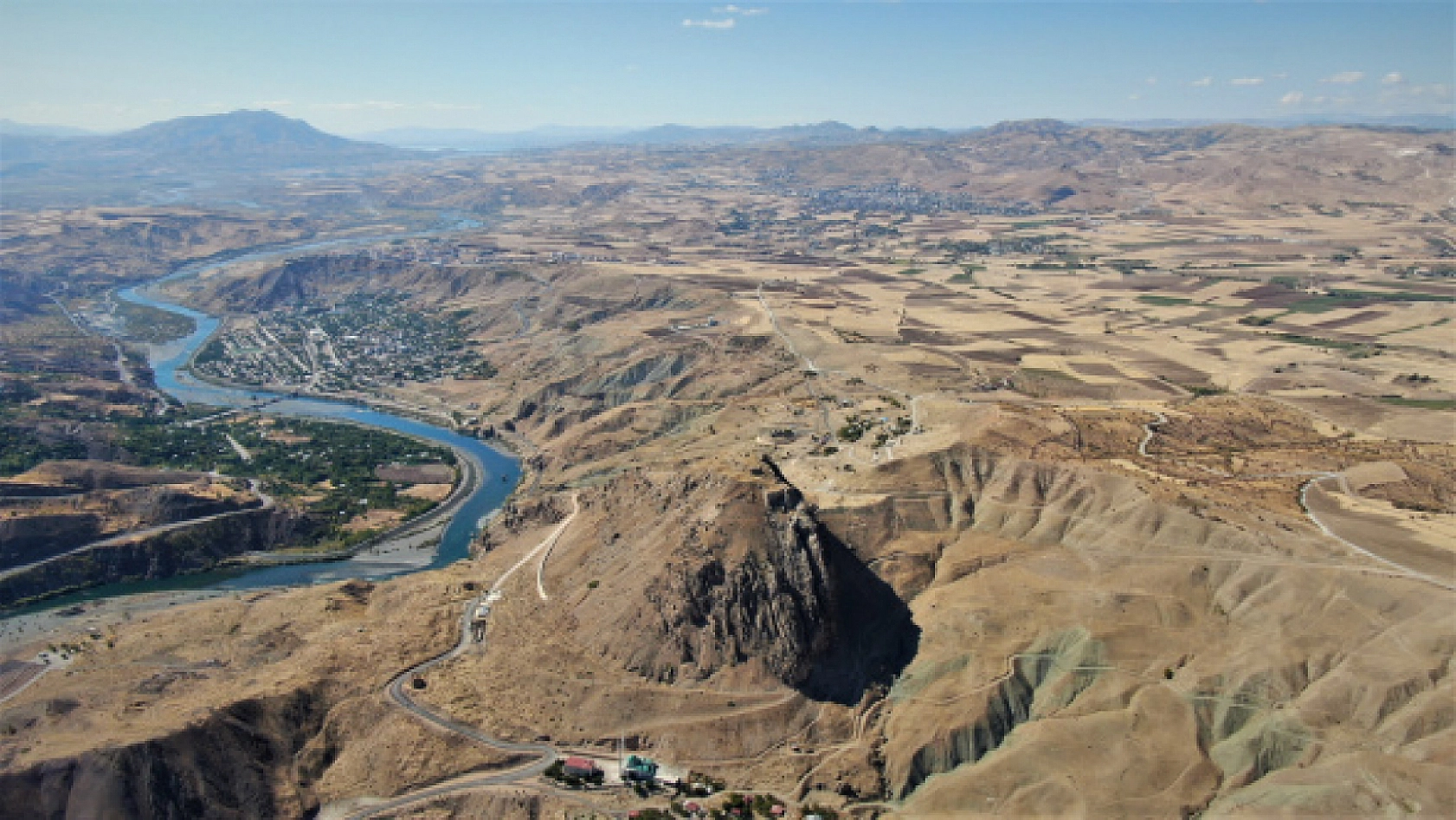 Tam 3 bin yıllık olduğu söyleniyor, Elazığ'da kimse bilmiyor! Daha dün yapılmış gibi