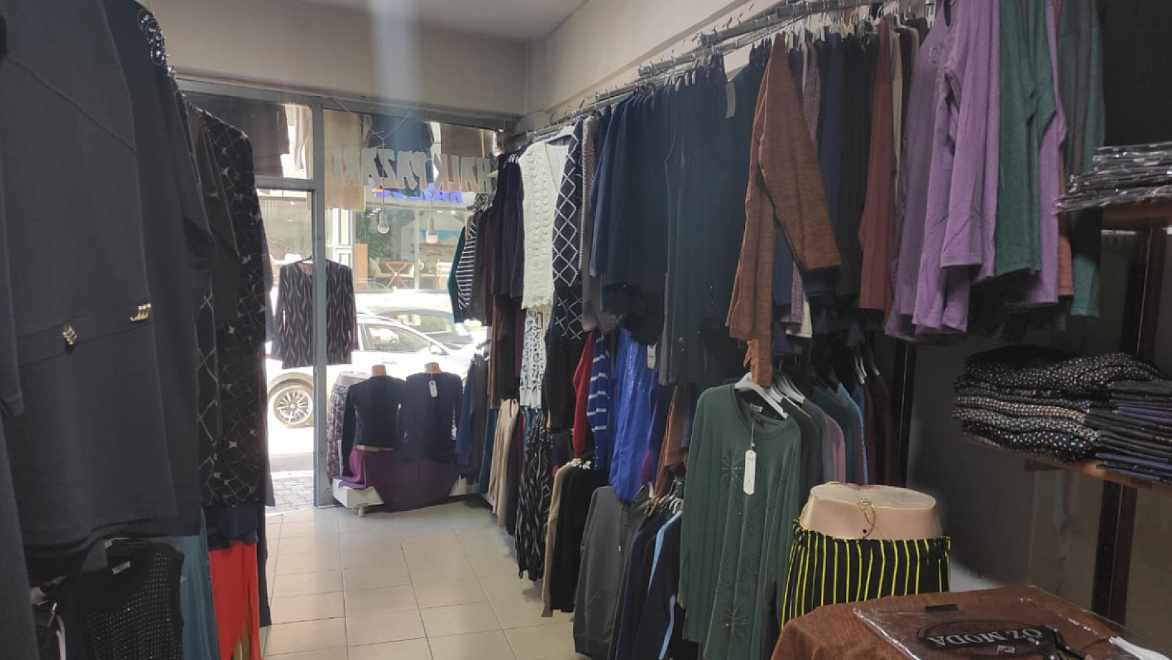 Elazığ'da küçük esnaf internet alışverişine yenik düşüyor