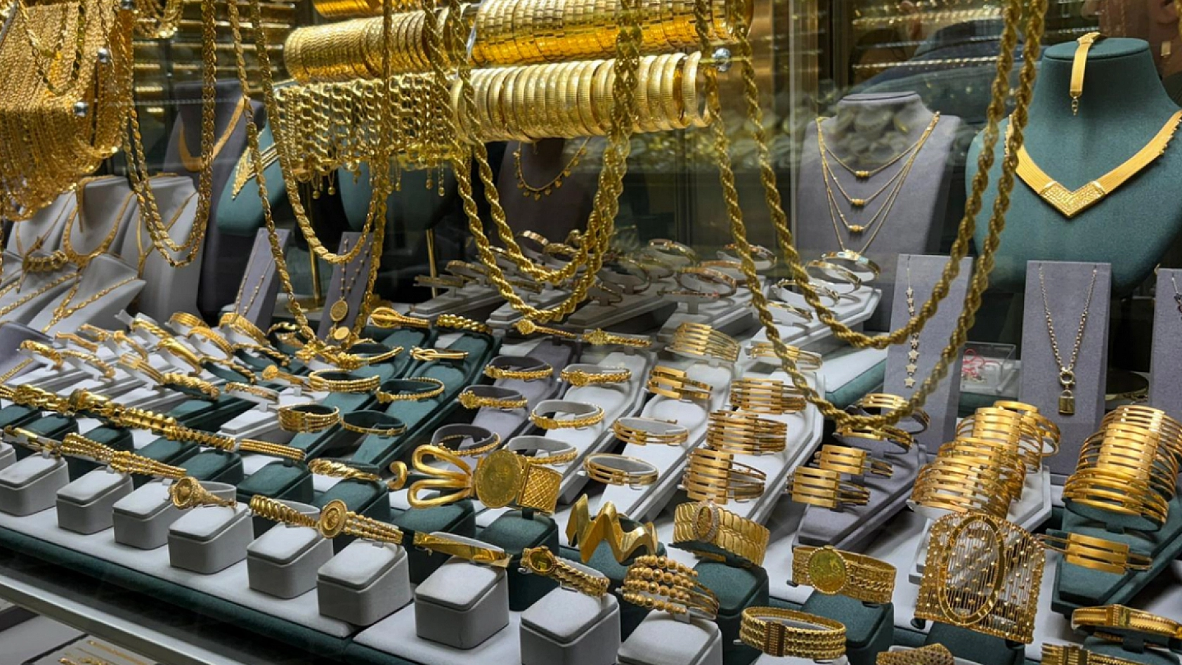 Nesim: 'Altına olan talep fiyatları yukarı taşıyor'