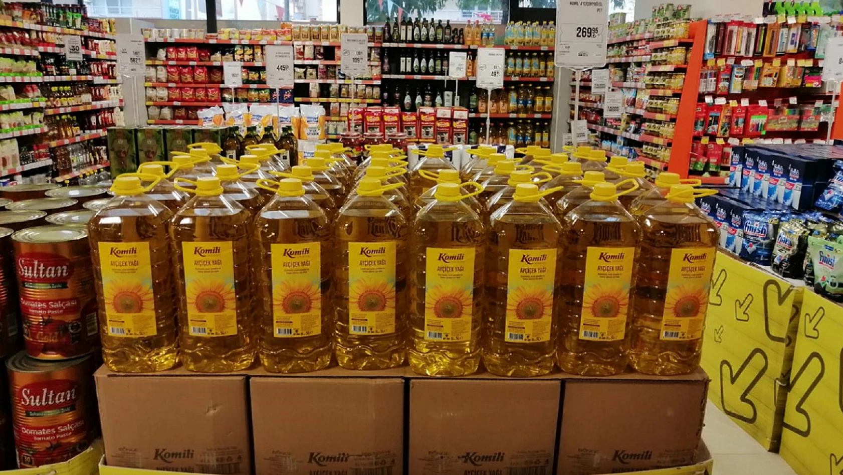 Elazığ'ın marketinde züccaciye günü: Erken giden alır