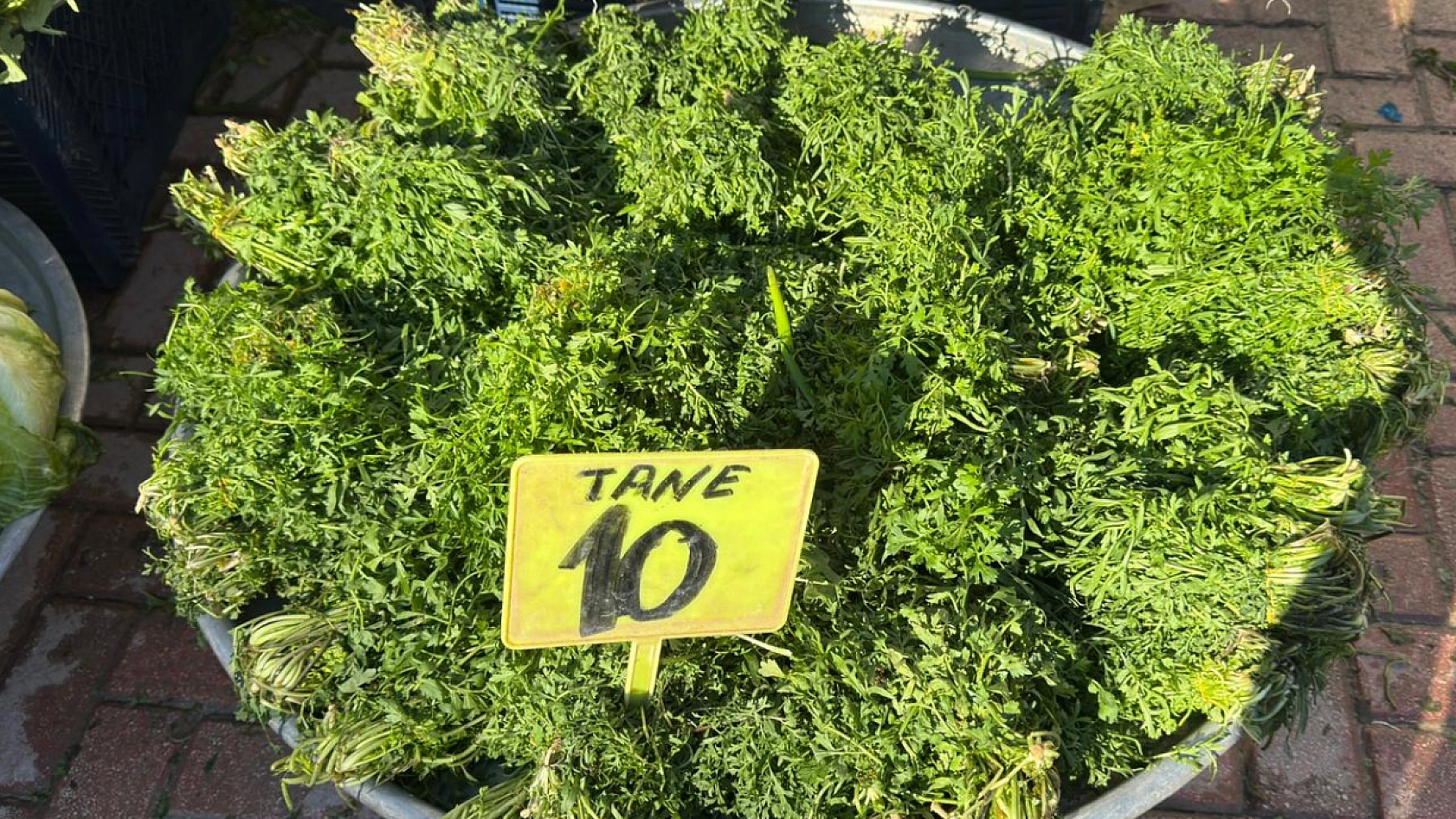 Elazığ halk pazarına yeşillikler renk kattı