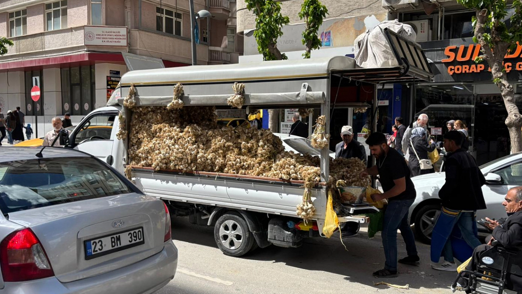 'Elazığ'da daha ucuzu yok' Dedi, kamyonla sattı vatandaş kilo kilo aldı