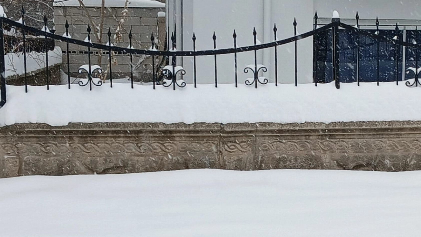 Elazığ'da yoğun kar, ulaştığı cm ile dikkat çekti