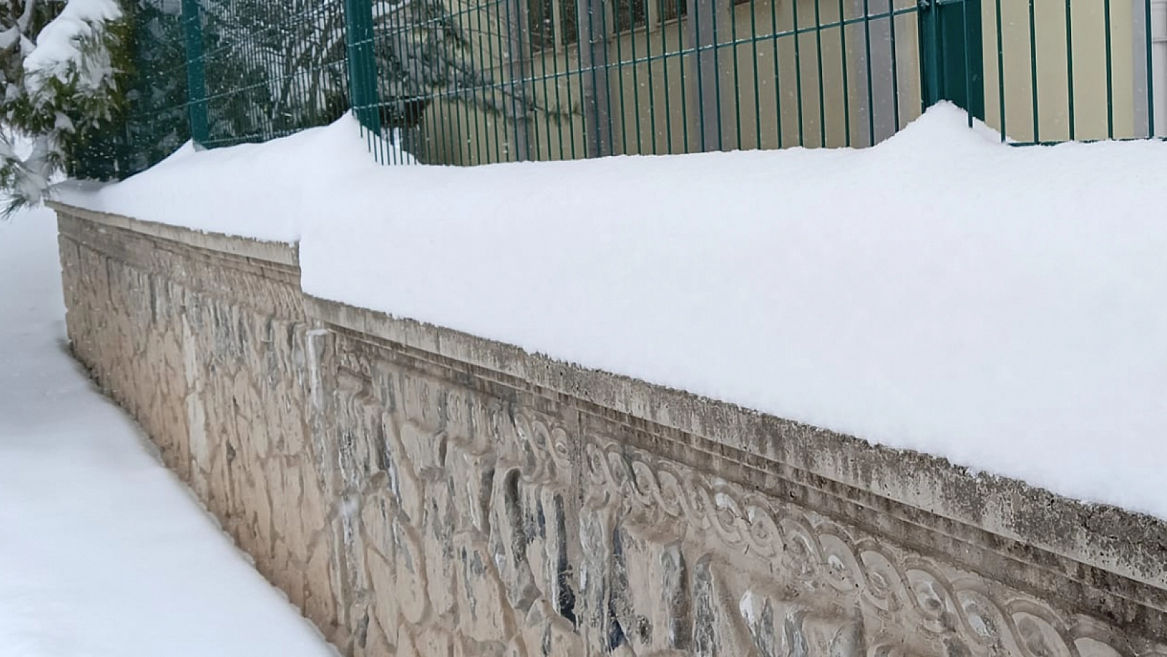 Elazığ'da yoğun kar, ulaştığı cm ile dikkat çekti