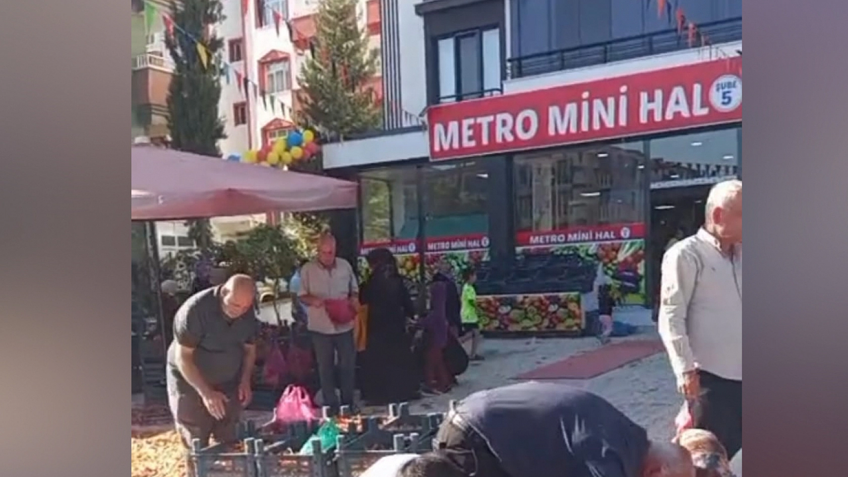 Elazığ'da ucuz ürün izdihamı: Poşetini alan başına koştu, doldurup doldurup gittiler