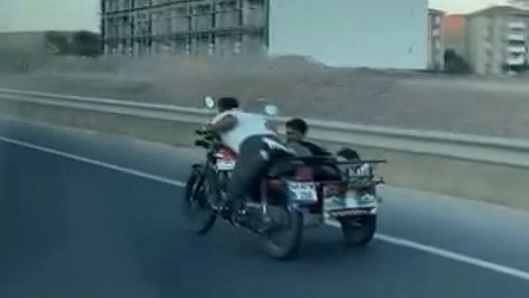 Elazığ'da trafikte tehlikeli anlar!
