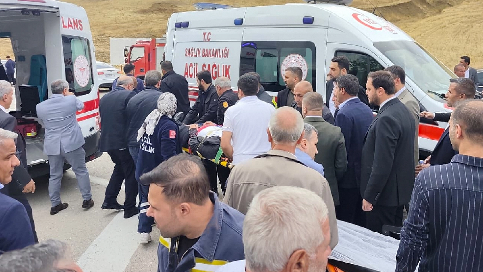 Palu Belediye Başkanı'nın konvoyunda zincirleme kaza