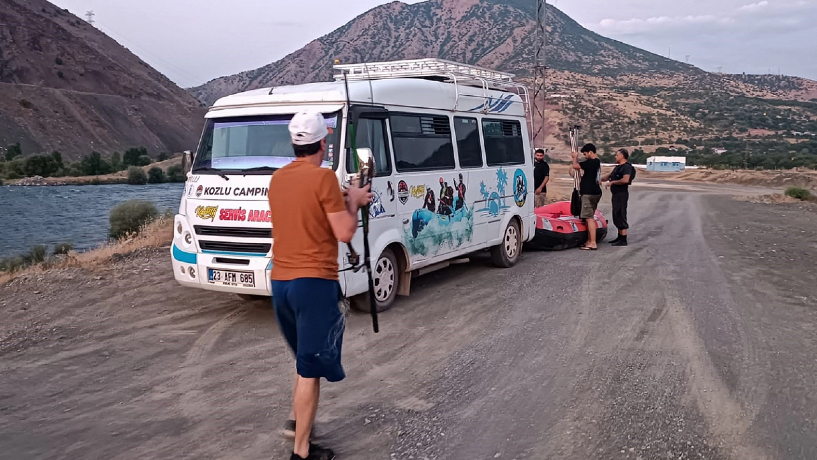 Elazığ'da korku dolu anlar! Sular yükselince mahsur kaldılar