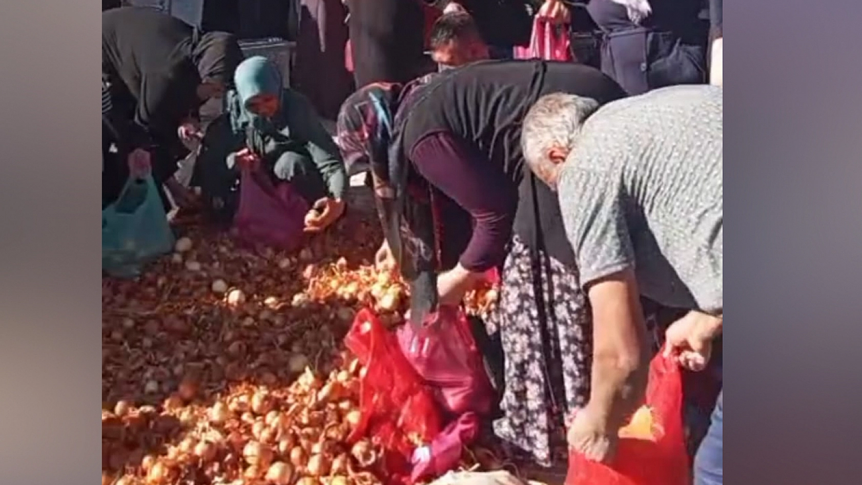 Elazığ'da ucuz ürün izdihamı: Poşetini alan başına koştu, doldurup doldurup gittiler