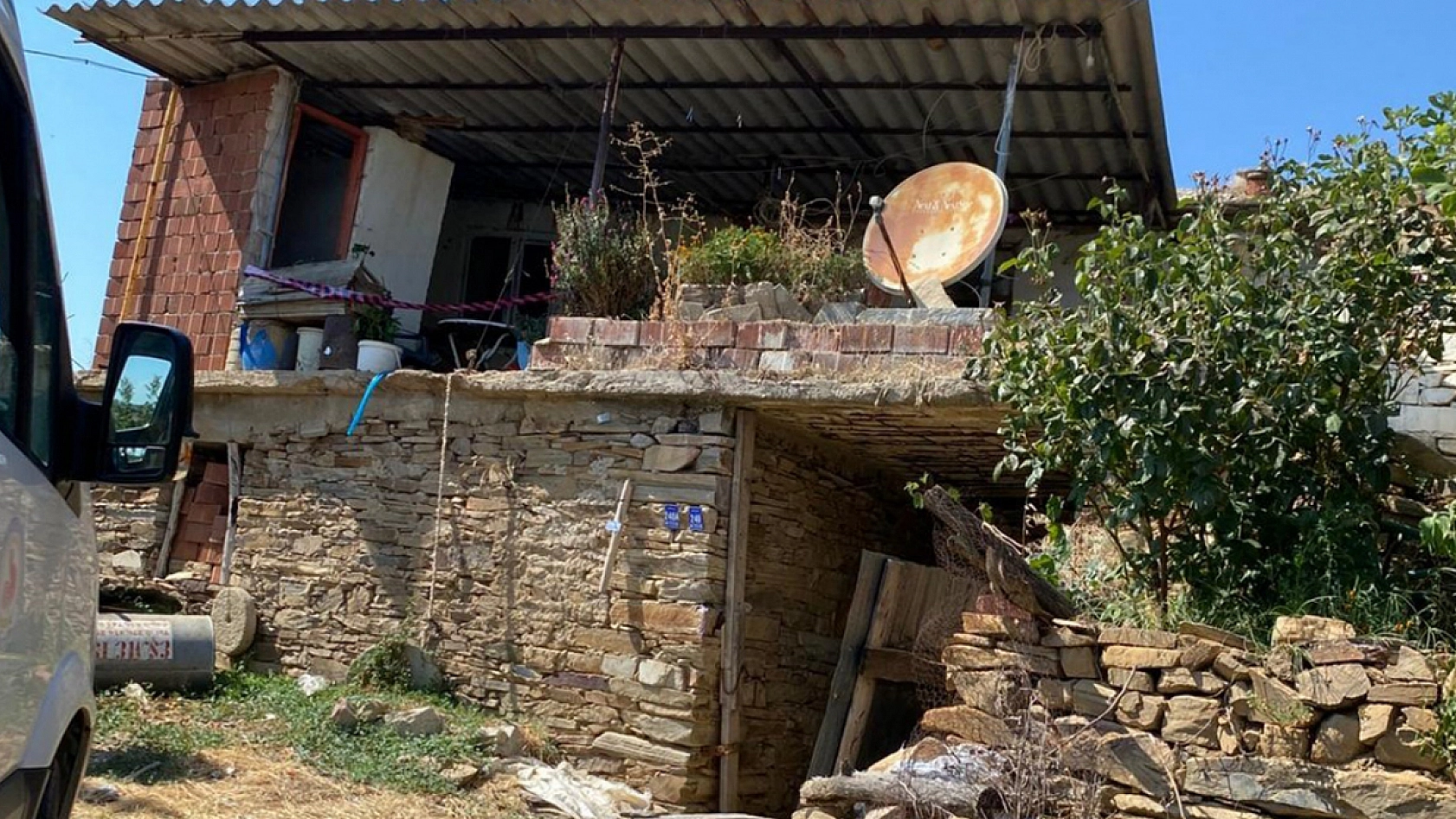 Oğlu ve gelinine tüfekle ateş açtı: 1 ölü, 1 yaralı