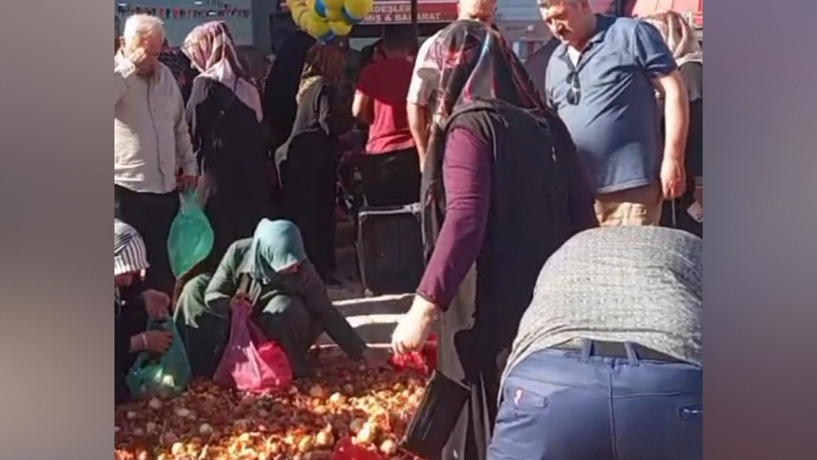 Elazığ'da ucuz ürün izdihamı: Poşetini alan başına koştu, doldurup doldurup gittiler