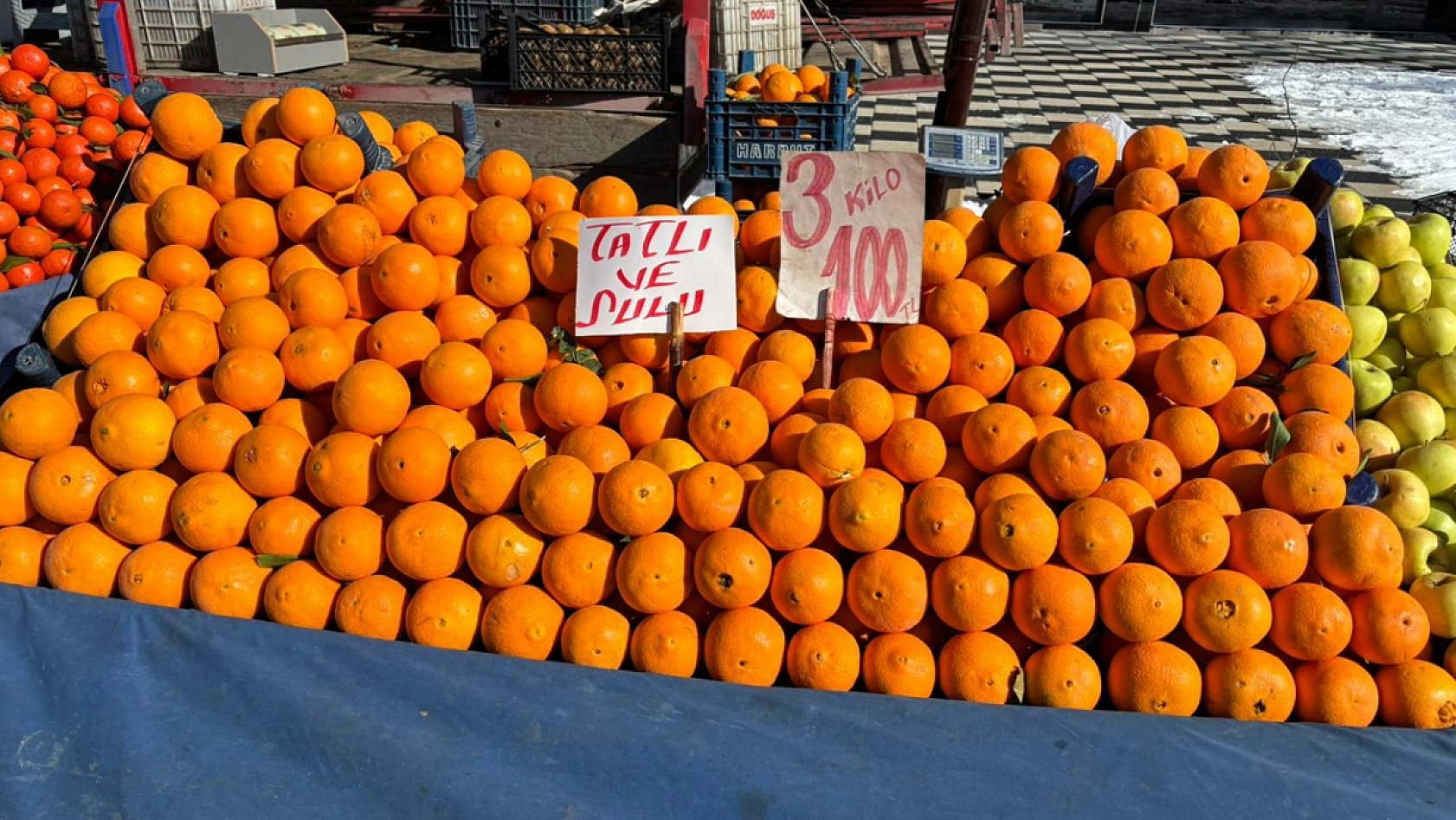 Elazığ'da soğuk ve rüzgara rağmen pazar kuruldu, fiyatlar sabit kaldı