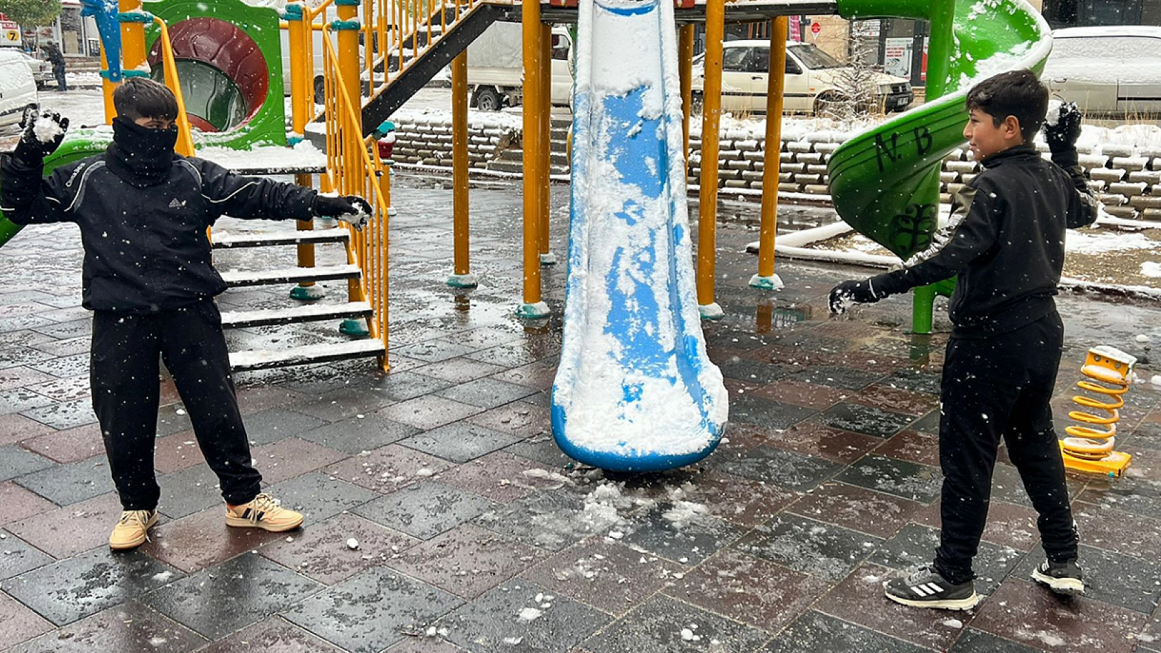 Elazığ'da kar tatiline en çok onlar sevindi