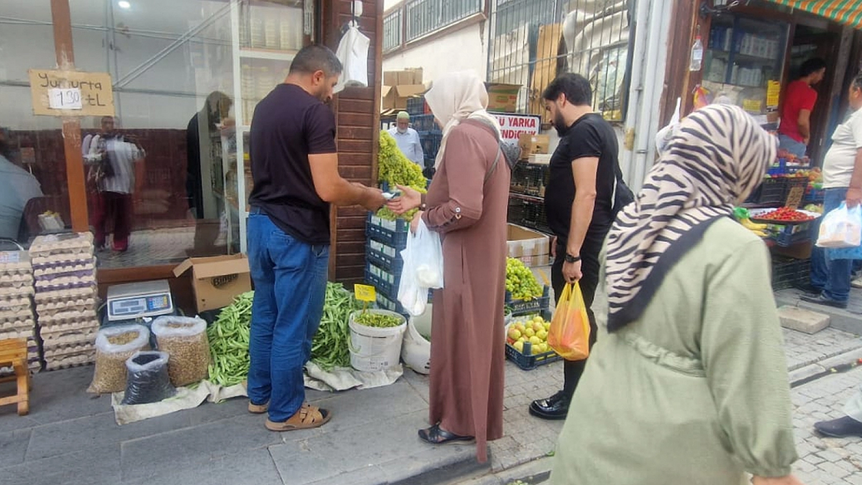 Elazığ'da köy ürünleri tezgahlarda kapış kapış gidiyor