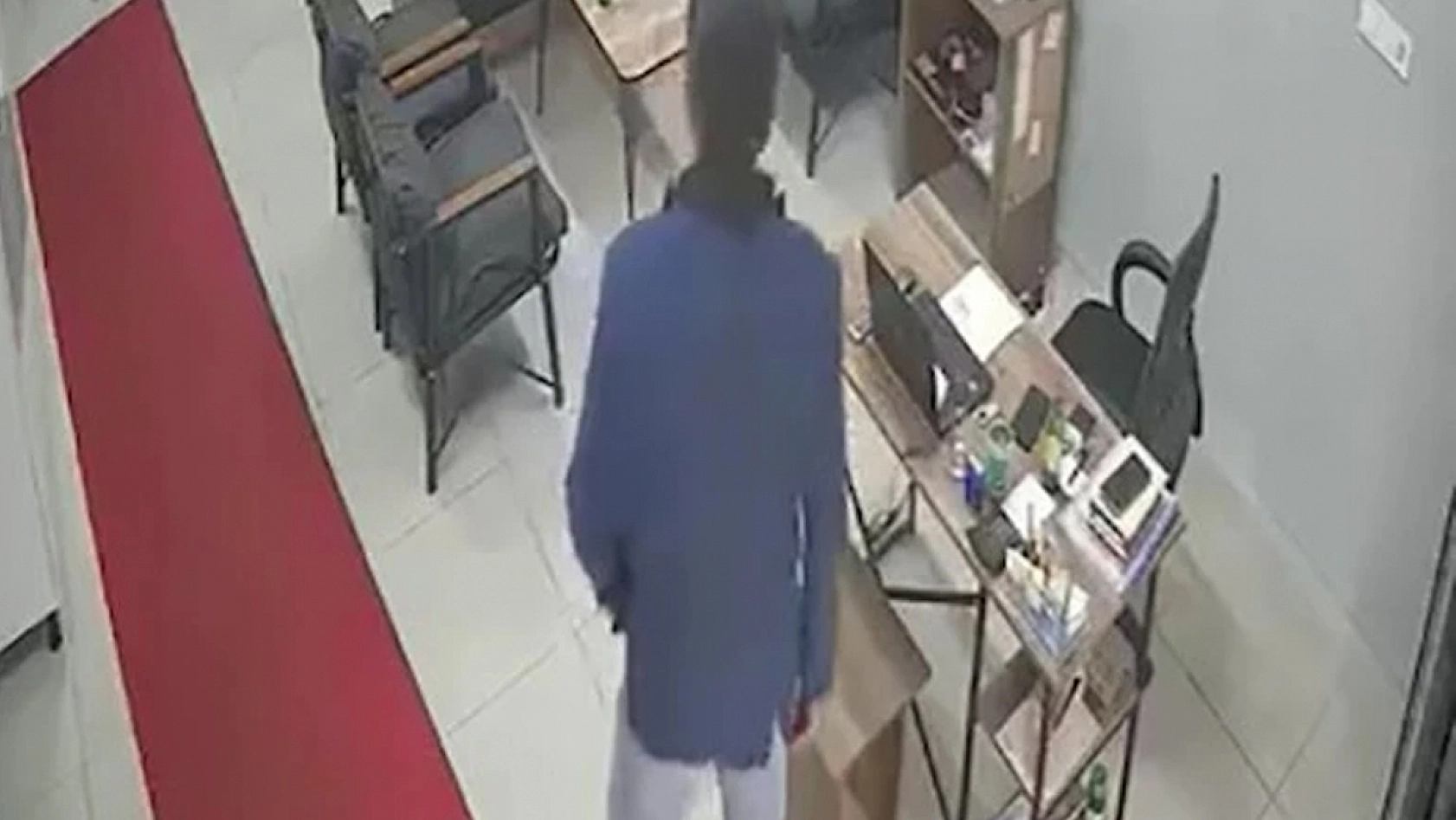 Tamirhaneye girdi, telefonu alıp kayboldu