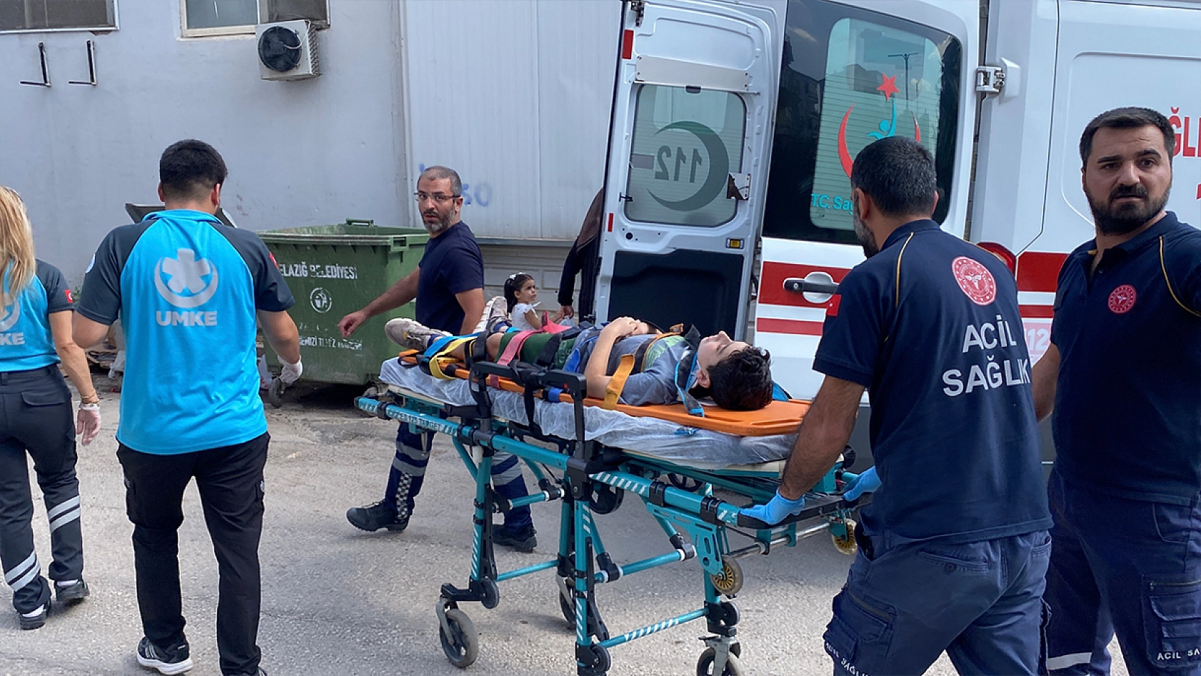 Elazığ'da bisiklet otomobile çarptı, 3 çocuk hastanelik oldu