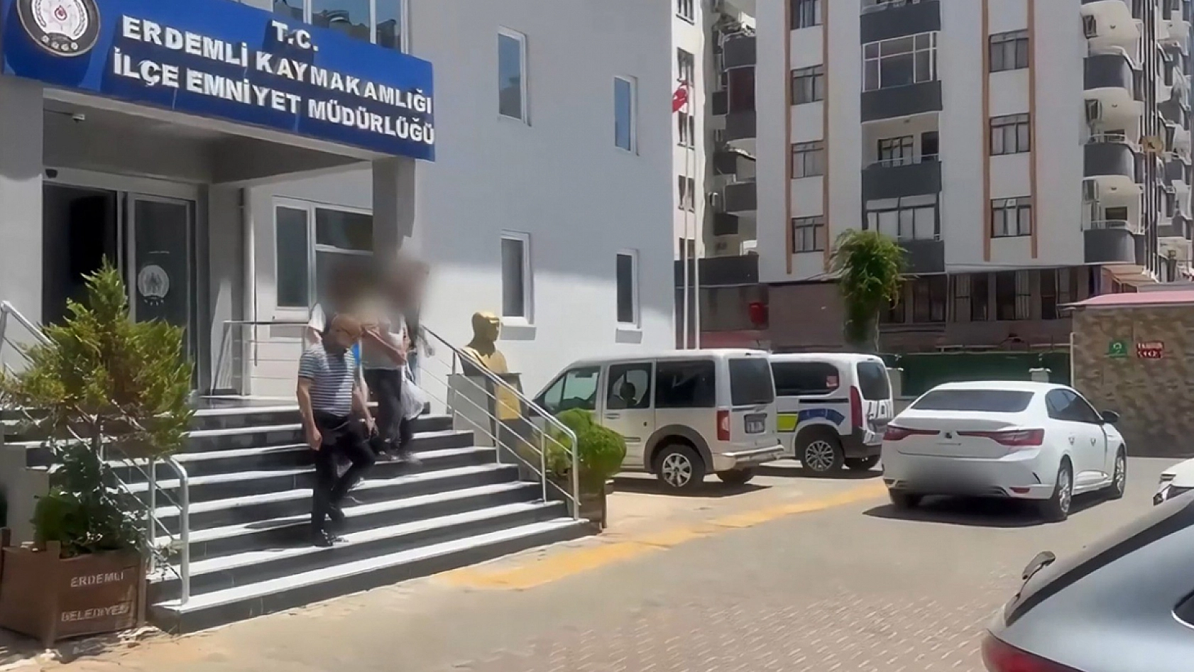 Yaşlı adamın boynunu kırmaya çalışıp kafasını tekmeledi
