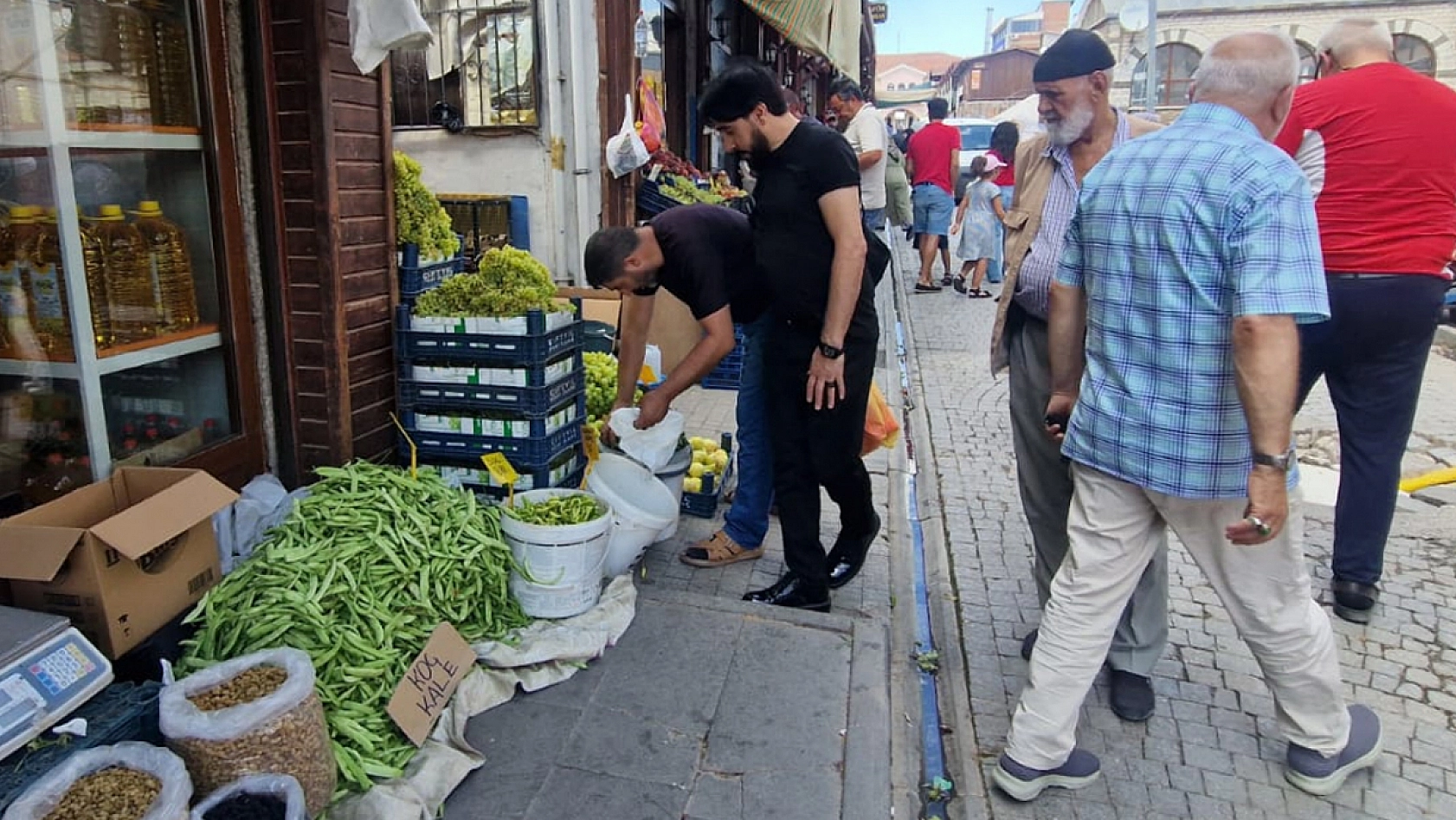 Elazığ'da köy ürünleri tezgahlarda kapış kapış gidiyor