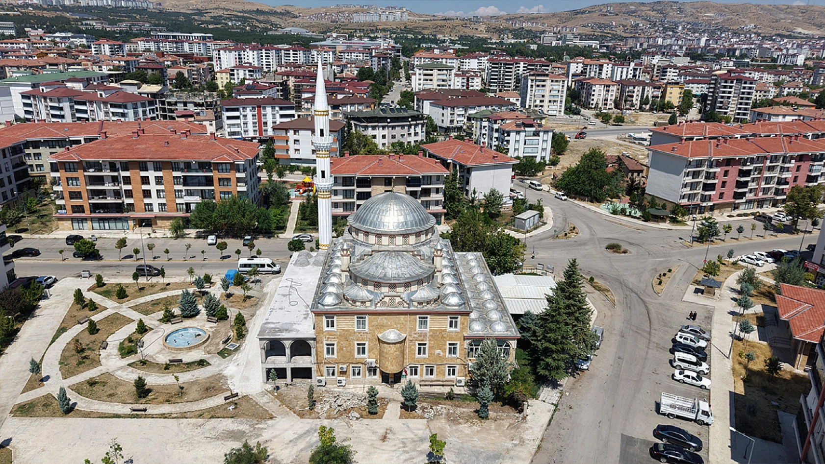 Elazığ'da yıldırımın yıktığı cami minaresi yeniden inşa edildi