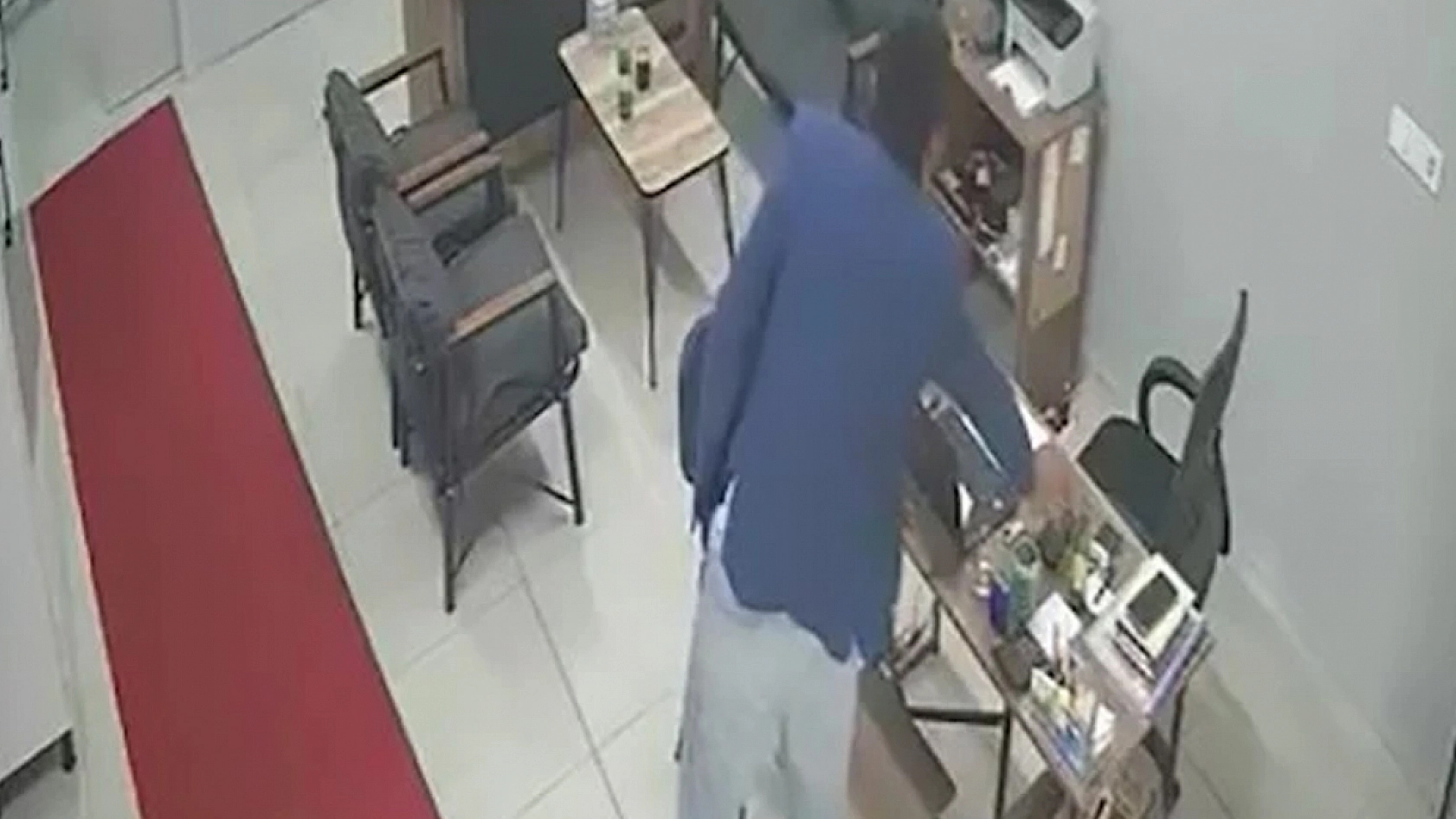 Tamirhaneye girdi, telefonu alıp kayboldu