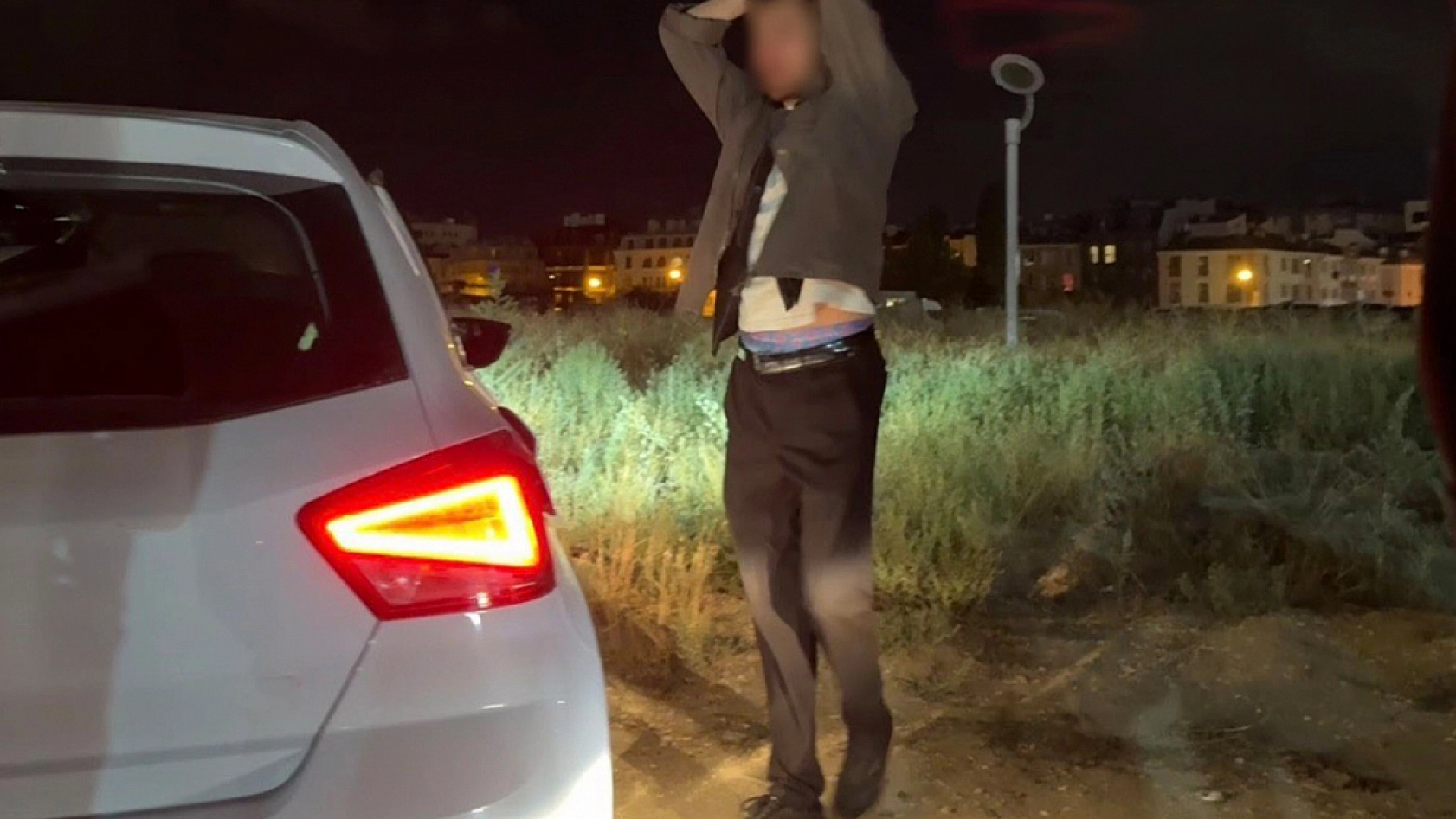 Ceza sonrası polisi tekmeledi, emniyet müdürünün oğlunu tanıyorum dedi