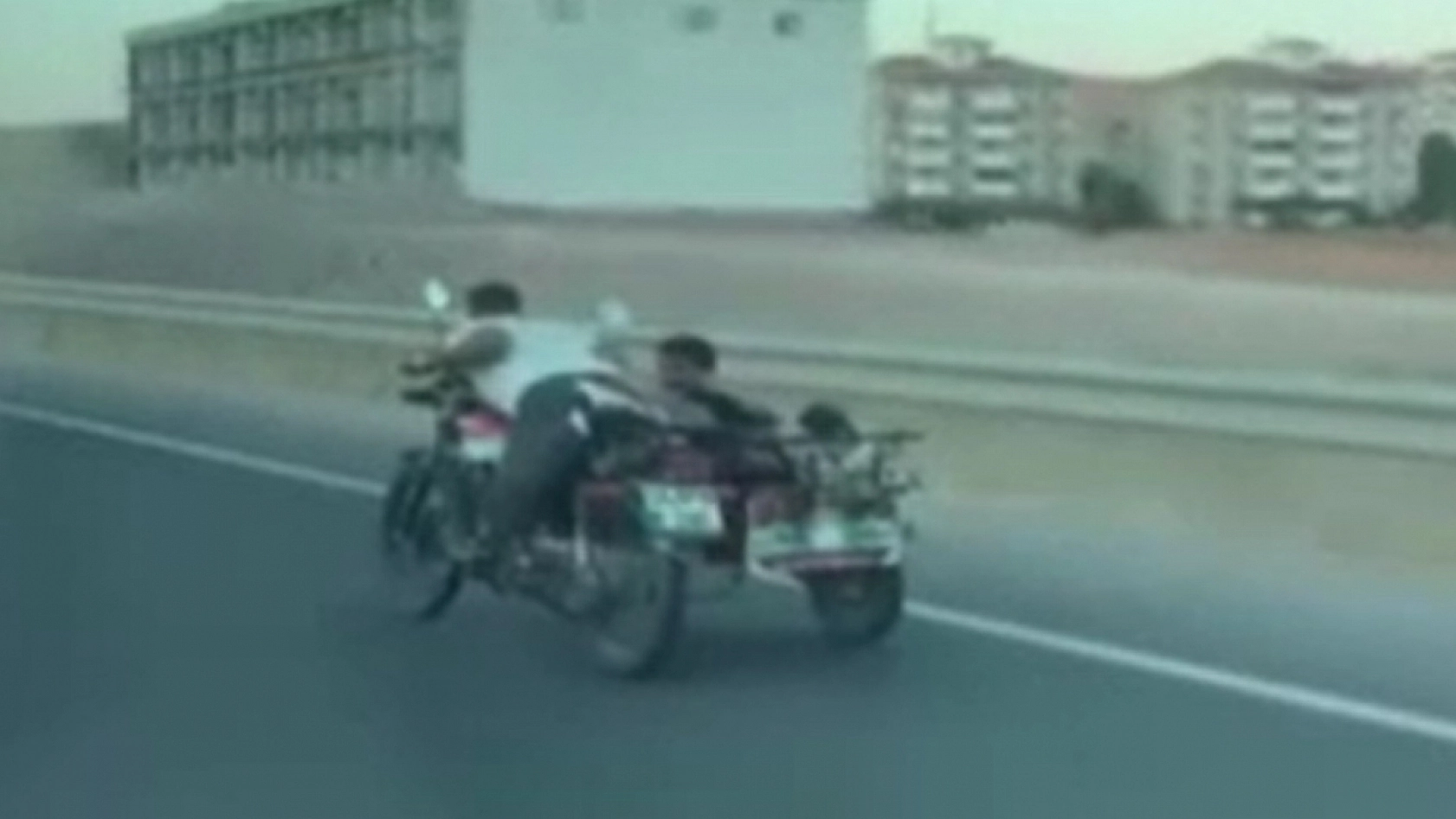 Elazığ'da trafikte tehlikeli anlar!