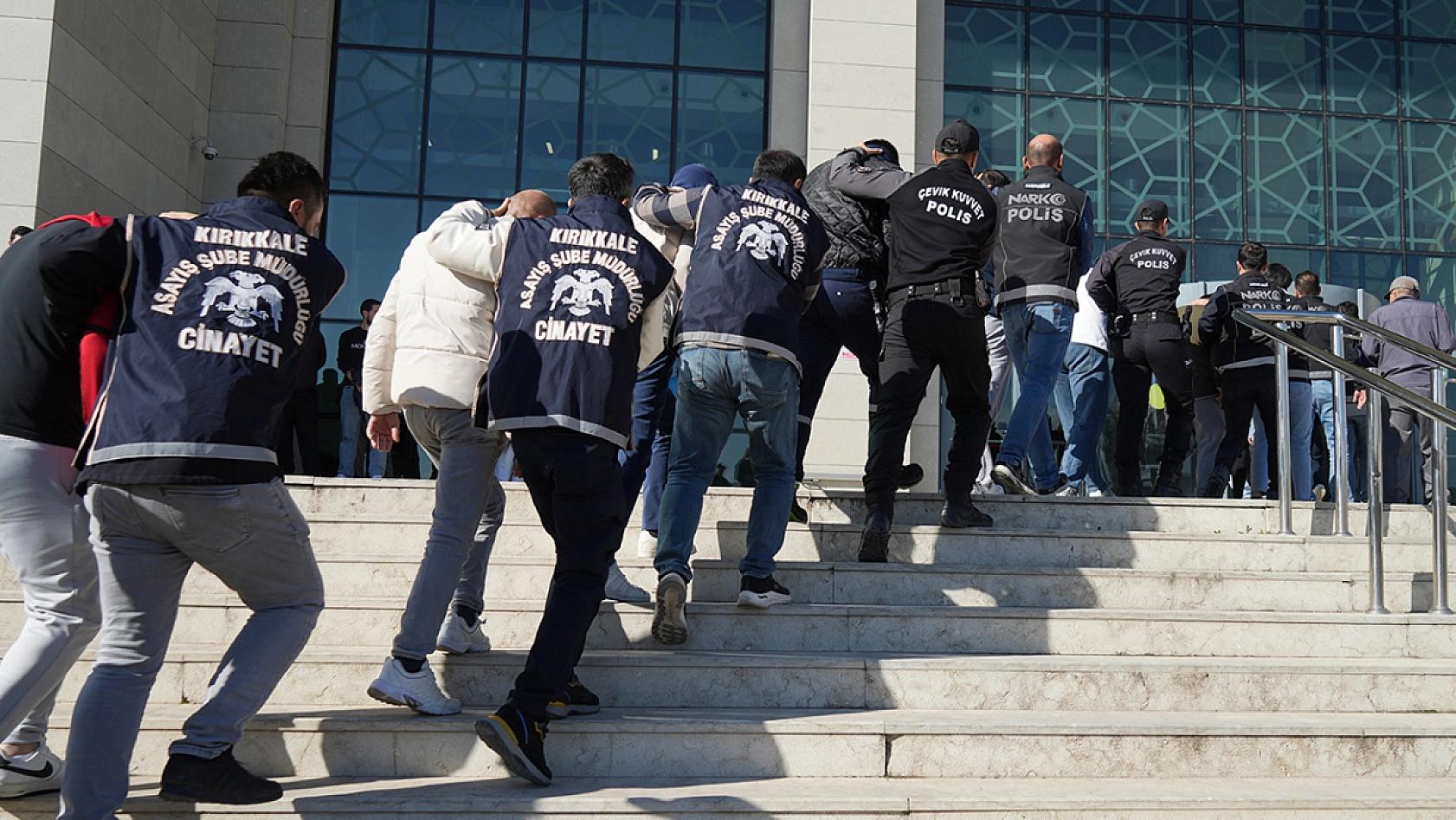 Çocuk esirgeme kurumundan ayrılan 2 kadını fuhuşa sürüklemişler