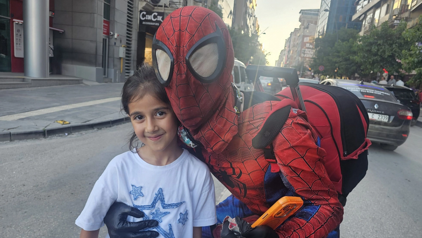 Elazığ'da gören dönüp bir daha baktı: Gazi Caddesi'nde örümcek adam