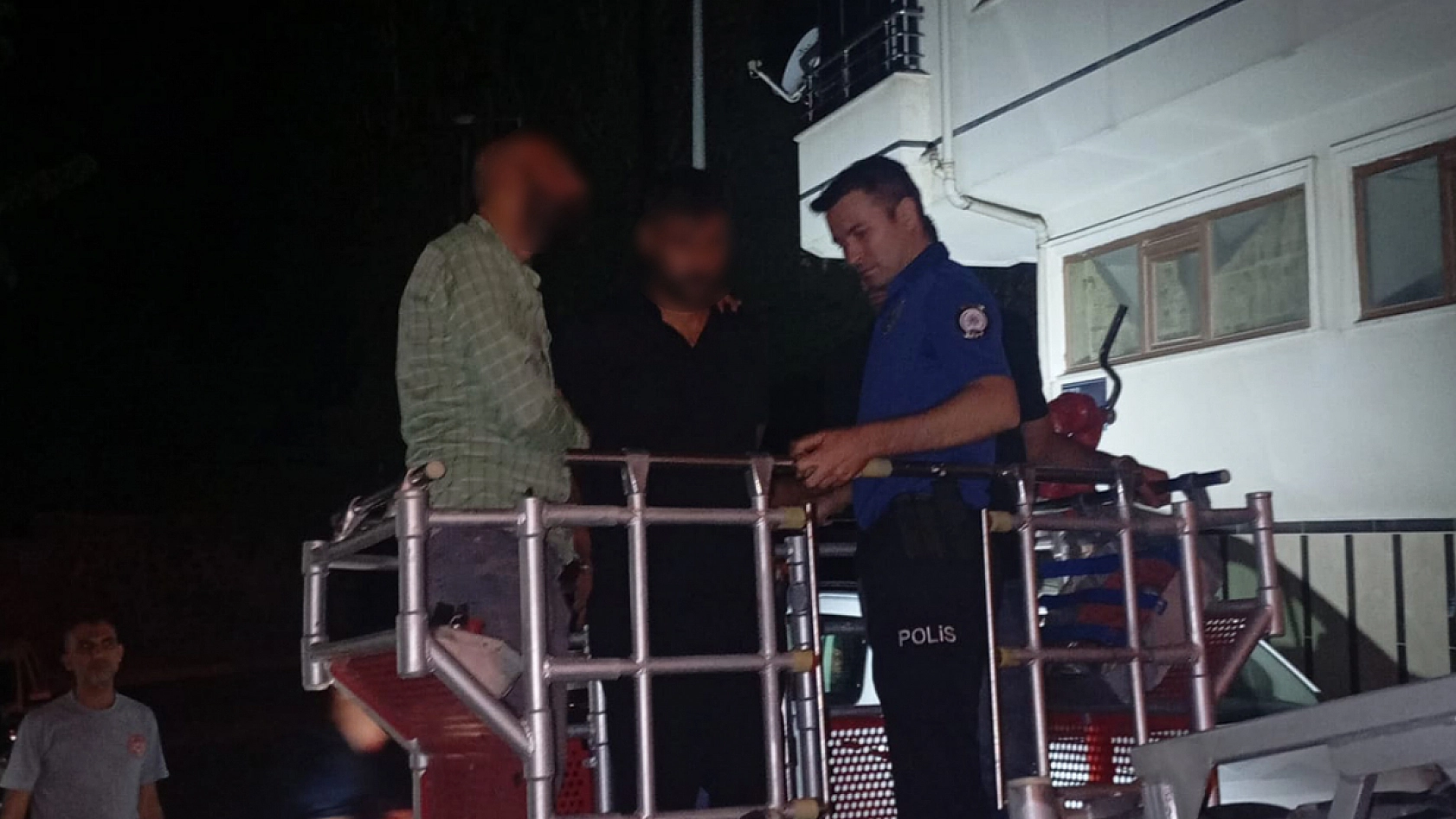 Elazığ'da kan donduran cinayetin zanlısı itfaiye merdiveniyle yakalandı