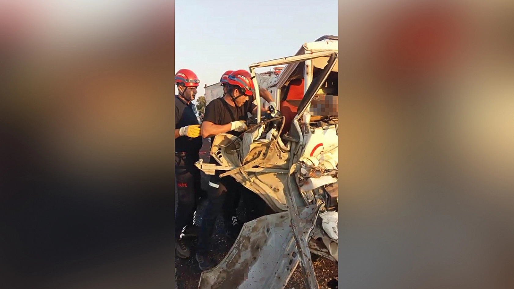 Kamyonet tıra arkadan çarptı: 2 ölü
