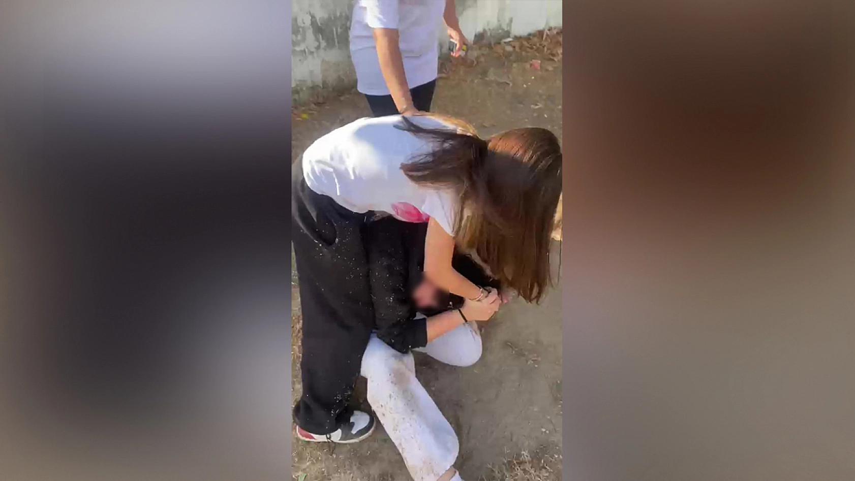 Dehşet anlar! Kız çocuğunu ıslatıp dövdüler
