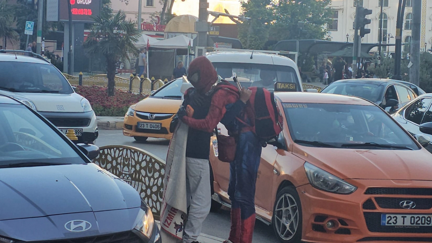 Elazığ'da gören dönüp bir daha baktı: Gazi Caddesi'nde örümcek adam