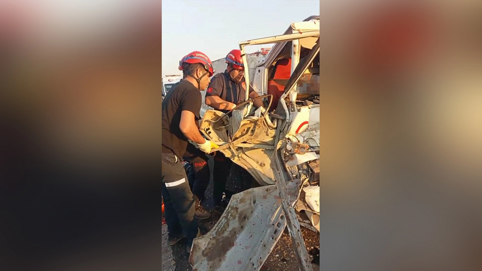 Kamyonet tıra arkadan çarptı: 2 ölü