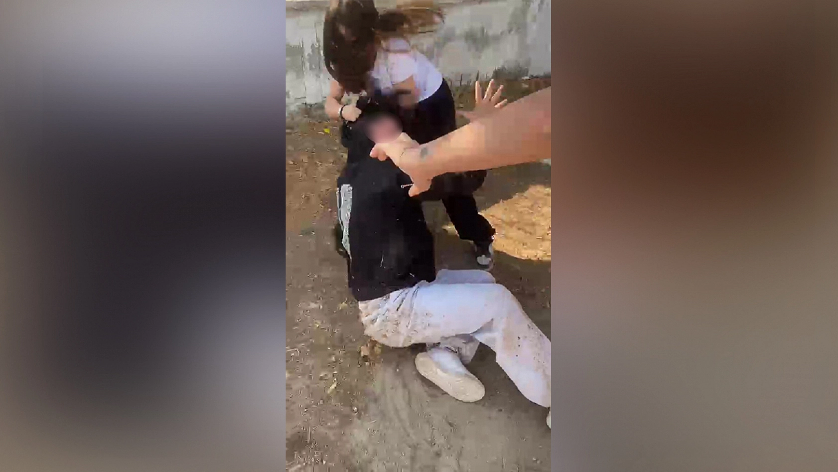 Dehşet anlar! Kız çocuğunu ıslatıp dövdüler