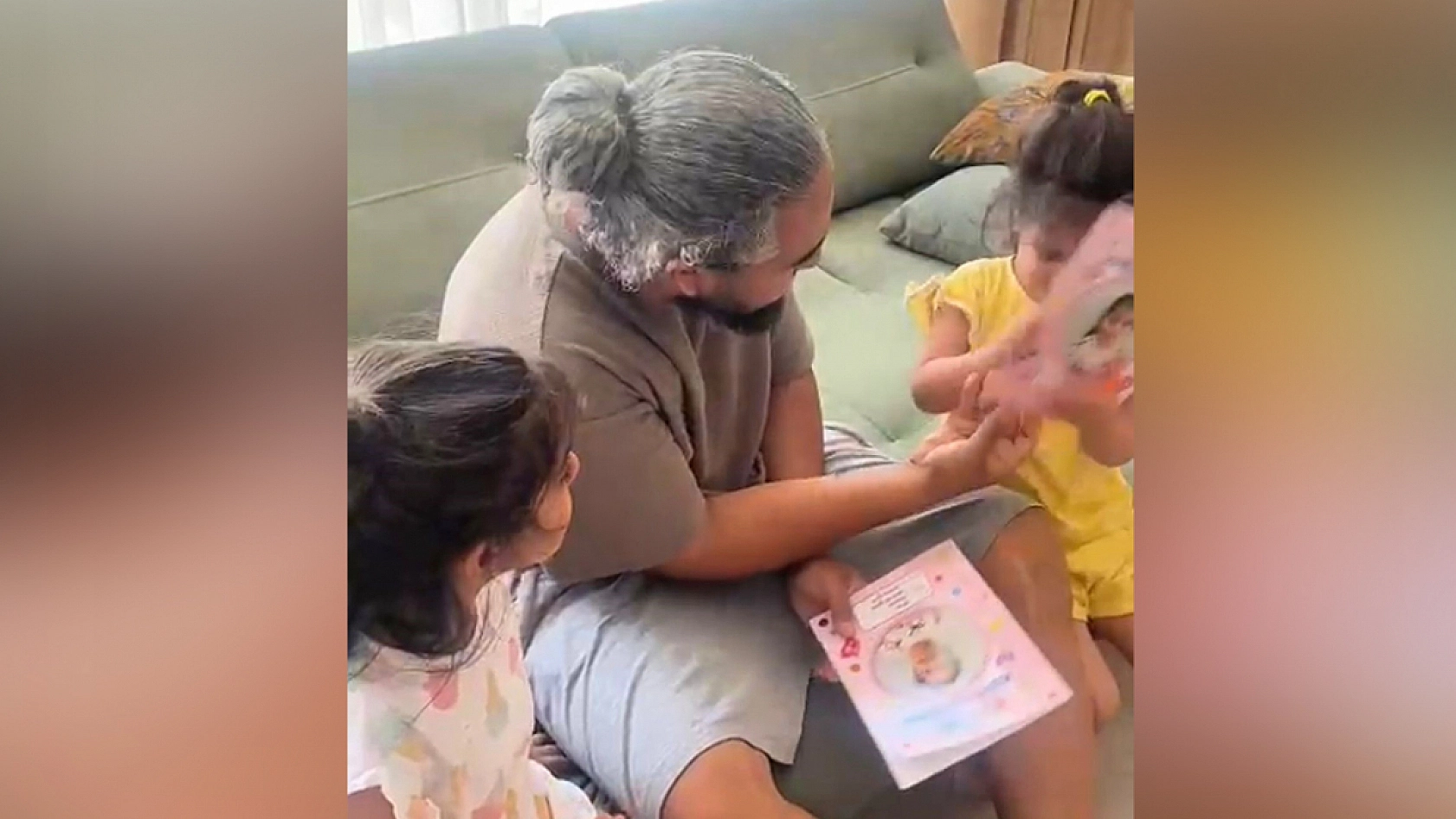 Elazığ'da babası isimlerini karıştırınca ikiz kızlarından tepki yağdı