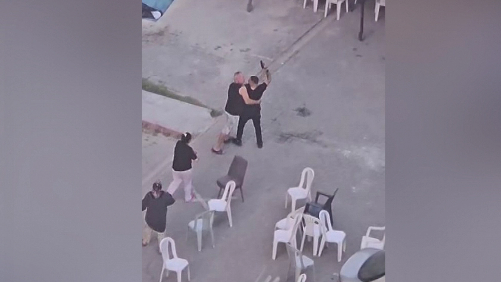 Taziye evinde husumetlilerini tabancayla kovaladı