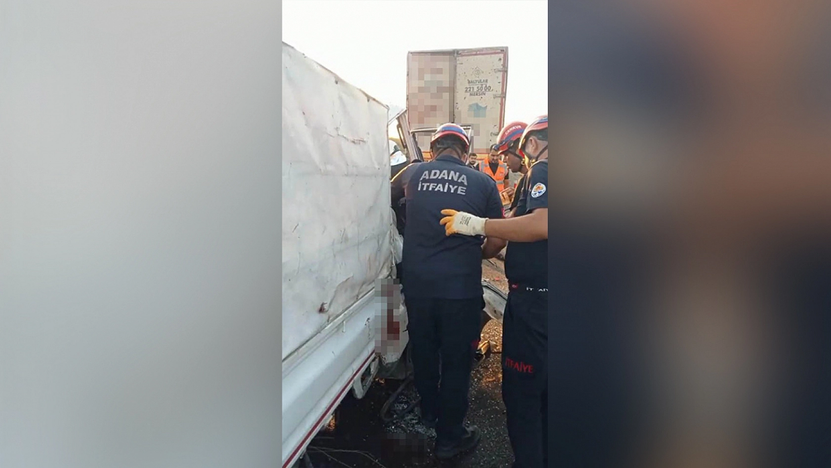 Kamyonet tıra arkadan çarptı: 2 ölü
