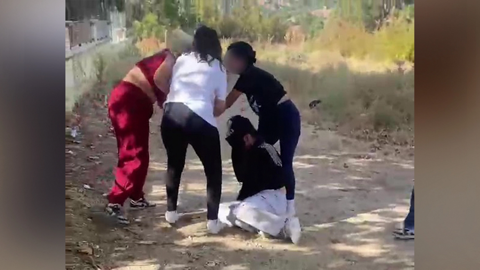 Dehşet anlar! Kız çocuğunu ıslatıp dövdüler