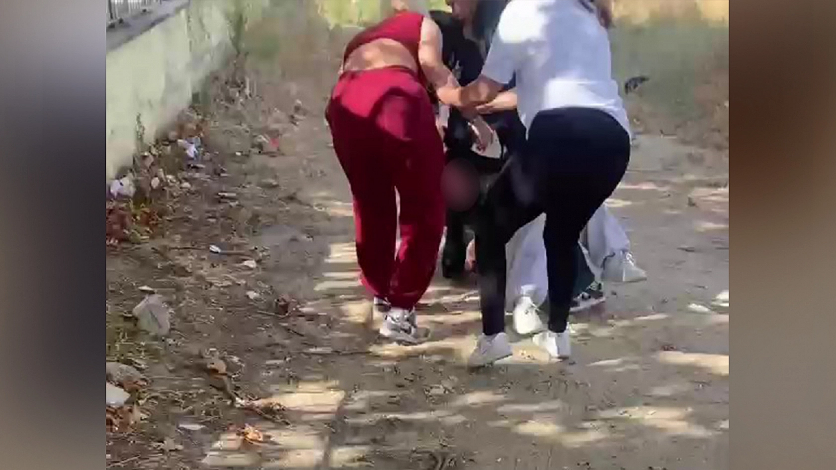 Dehşet anlar! Kız çocuğunu ıslatıp dövdüler