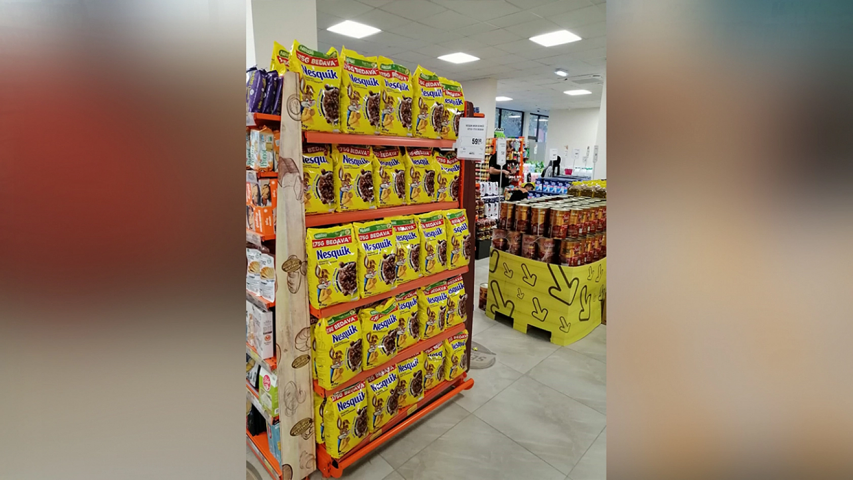 Elazığ'ın marketinde züccaciye günü: Erken giden alır