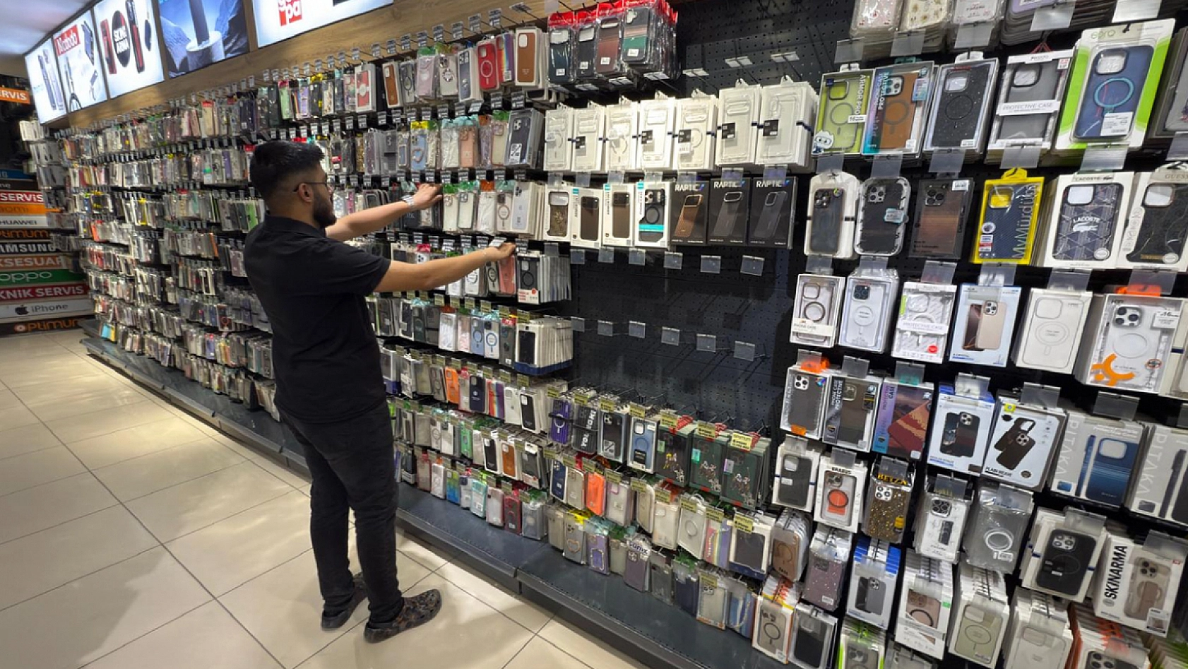 Elazığ'da telefon gelmeden aksesuarları tezgahlardaki yerini aldı