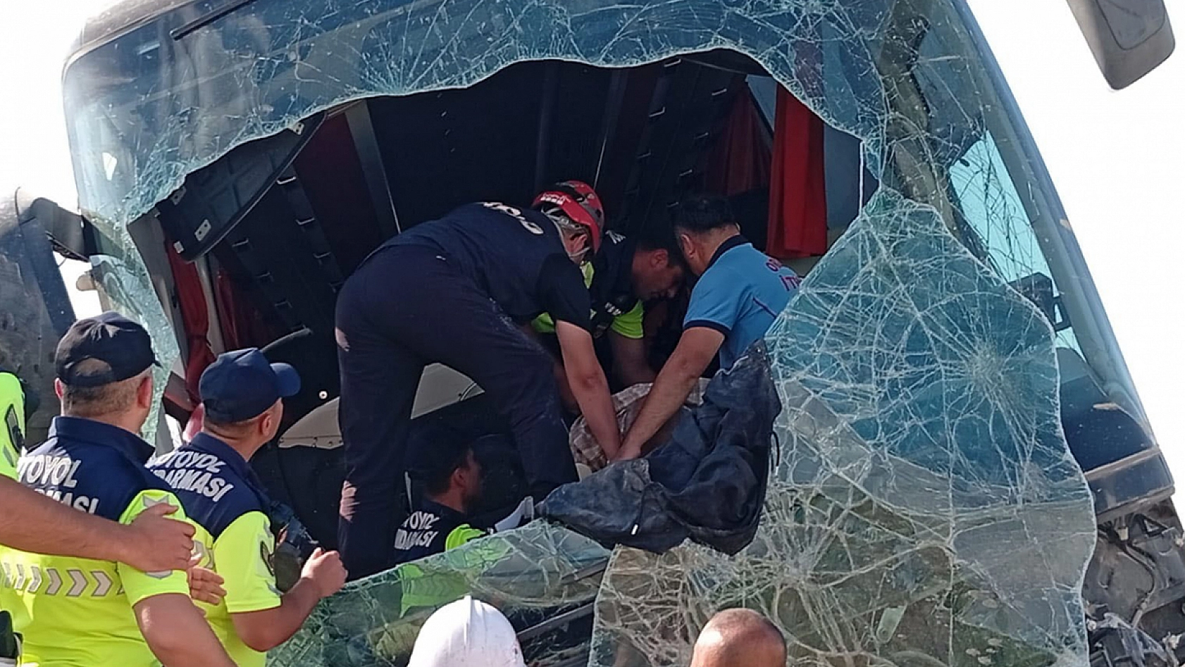 Yolcu otobüsü şarampole devrildi: 44 yaralı